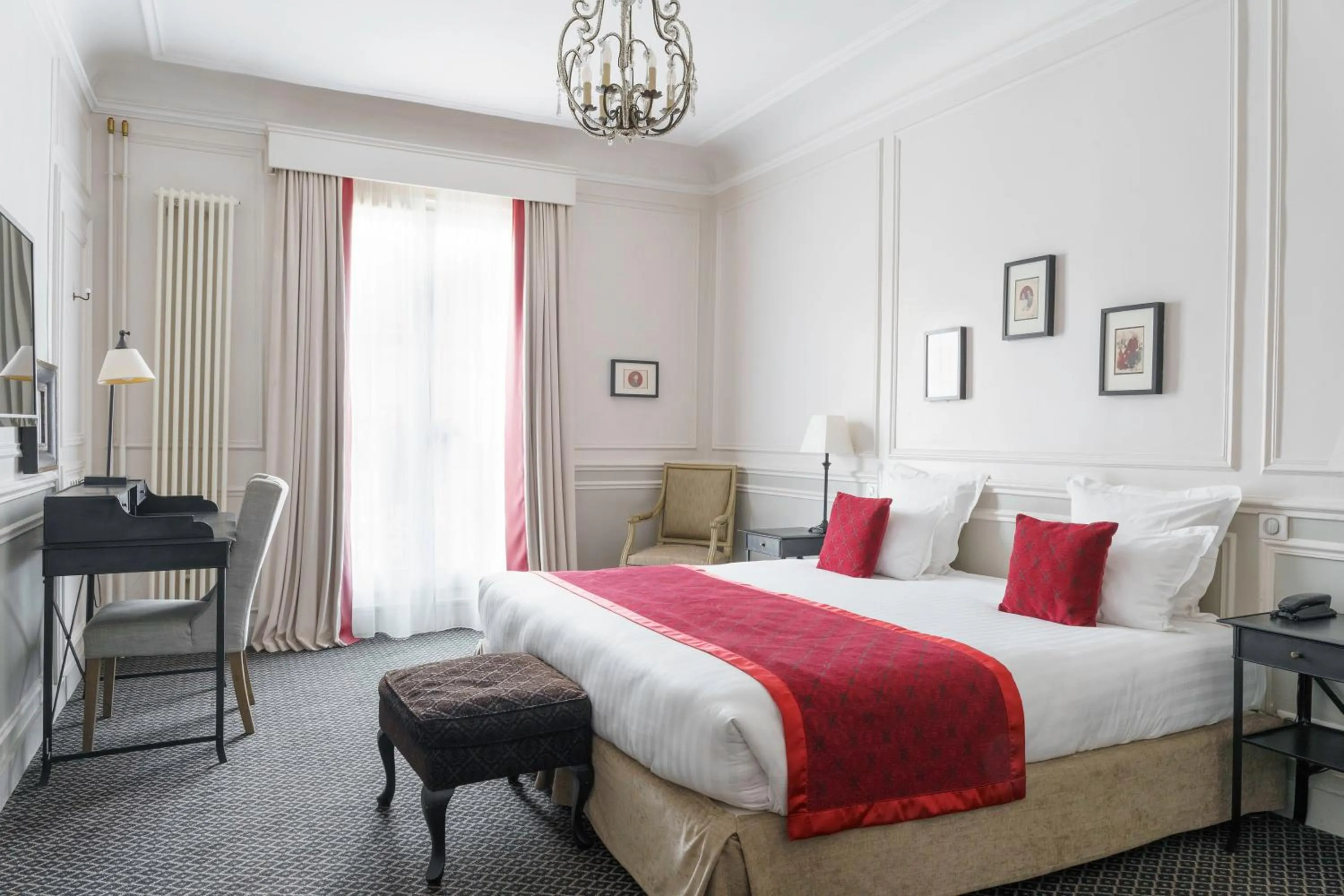 Photo of the whole room, Bed in Bradford Elysées - Astotel