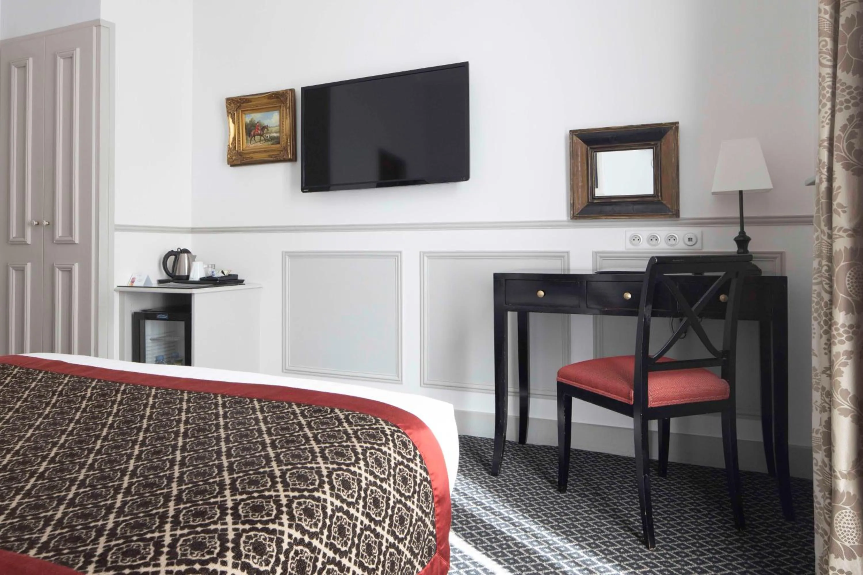 Photo of the whole room, Bed in Bradford Elysées - Astotel