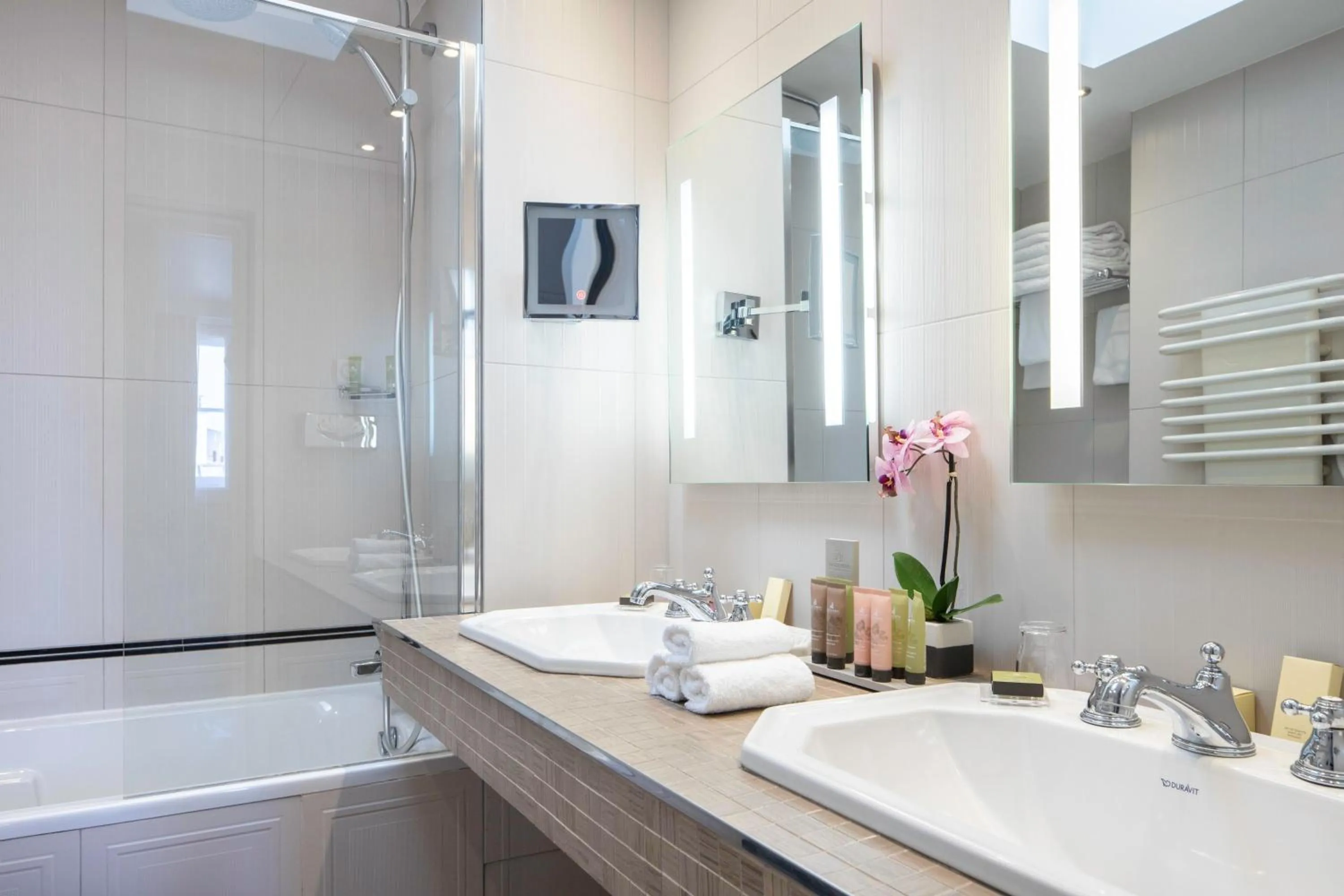 Bathroom in Bradford Elysées - Astotel