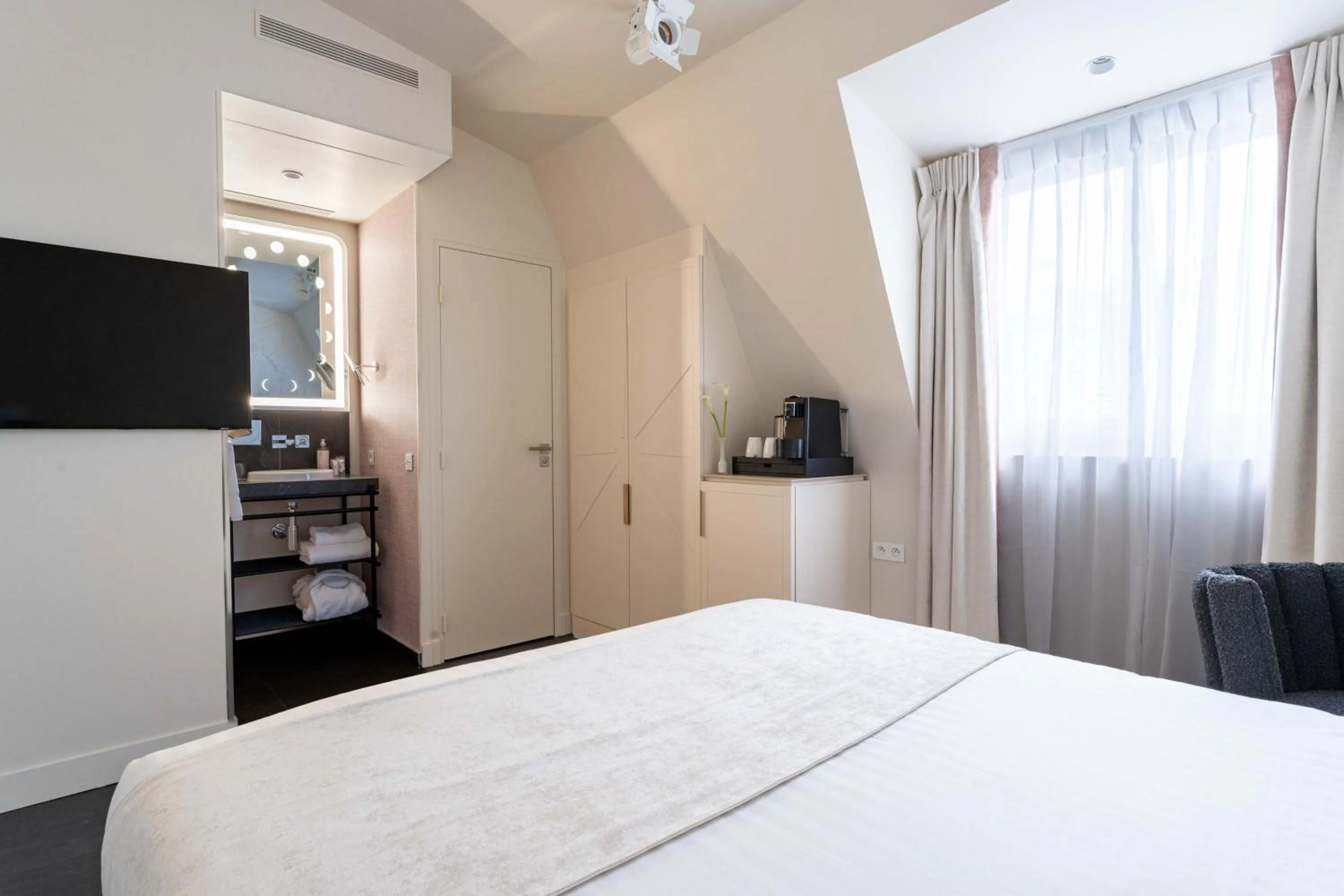 Bedroom, Bed in Hotel Astra Opera - Astotel