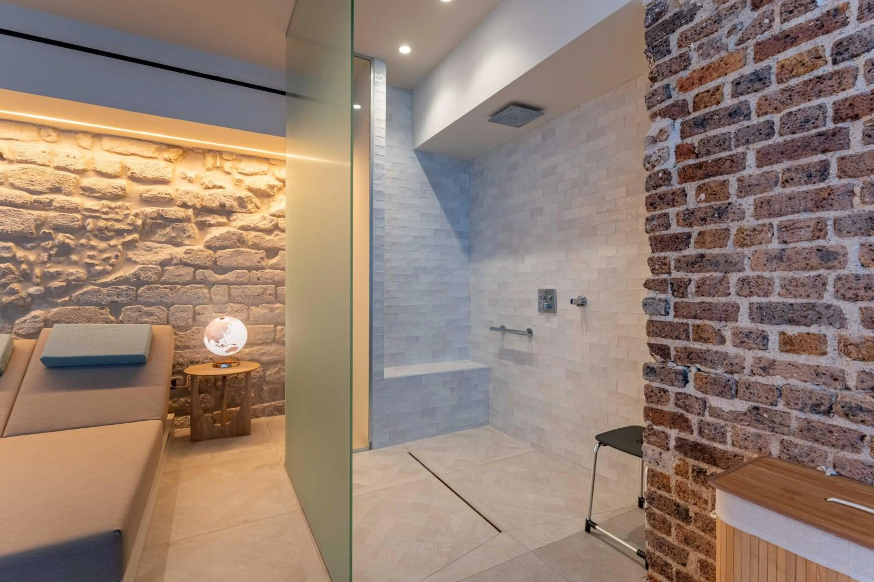 Swimming pool in Hotel Astra Opera - Astotel