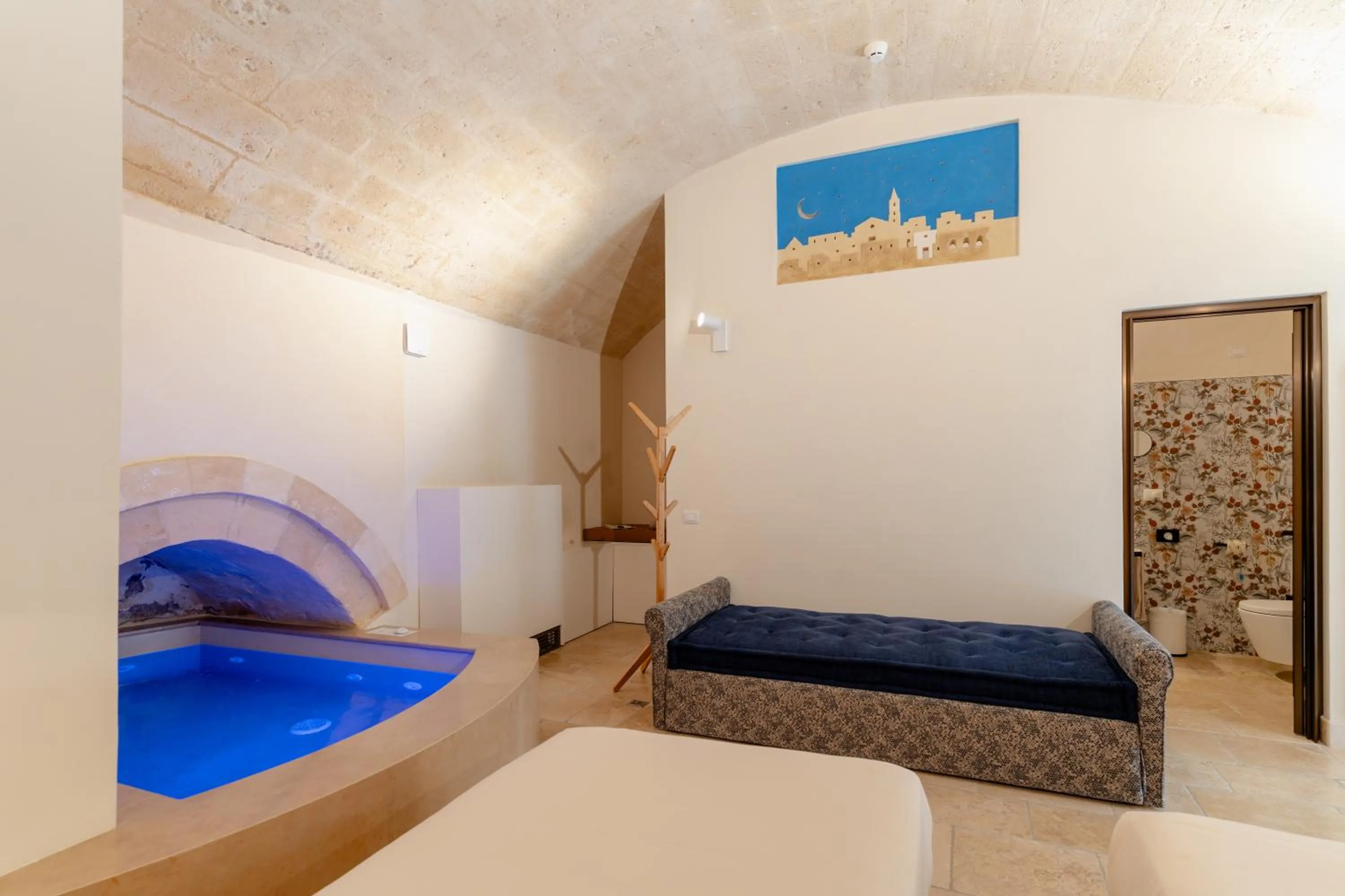 Hot Tub, Bed in BV Quarry Matera