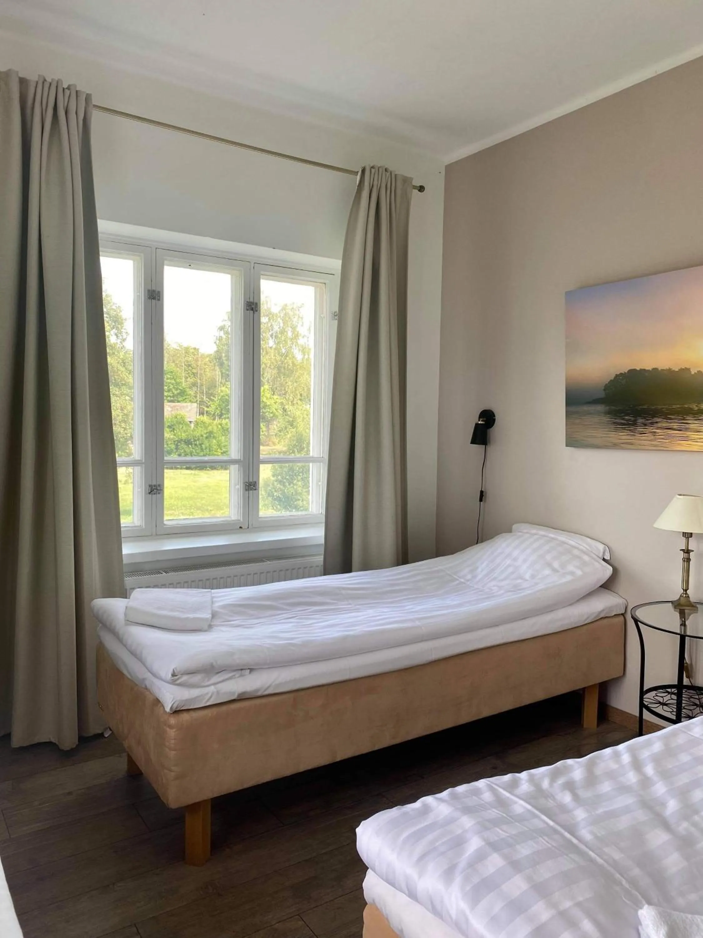 Garden view, Bed in Hjalmar’s Hotel