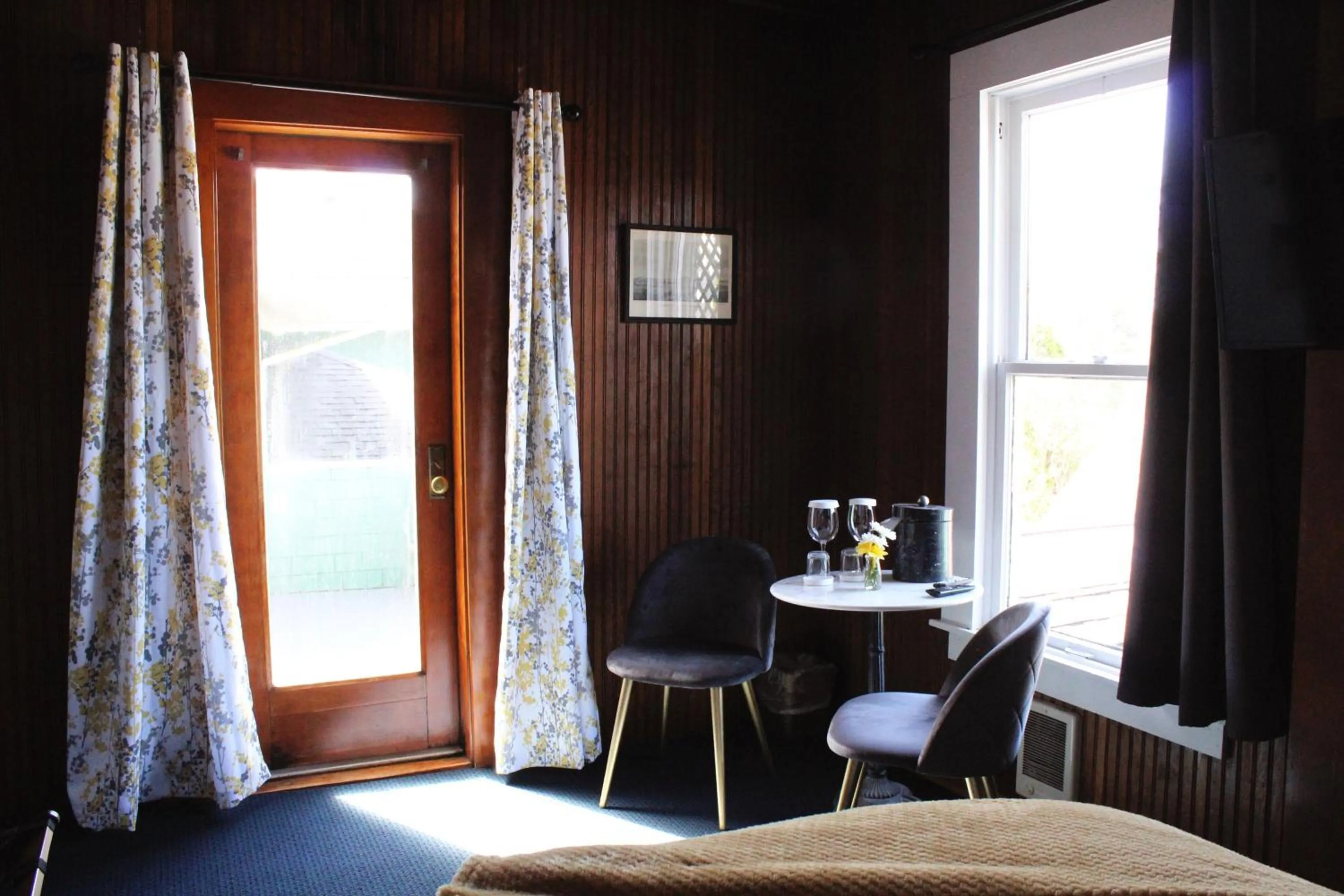 Seating area, Bed in Shelburne Hotel