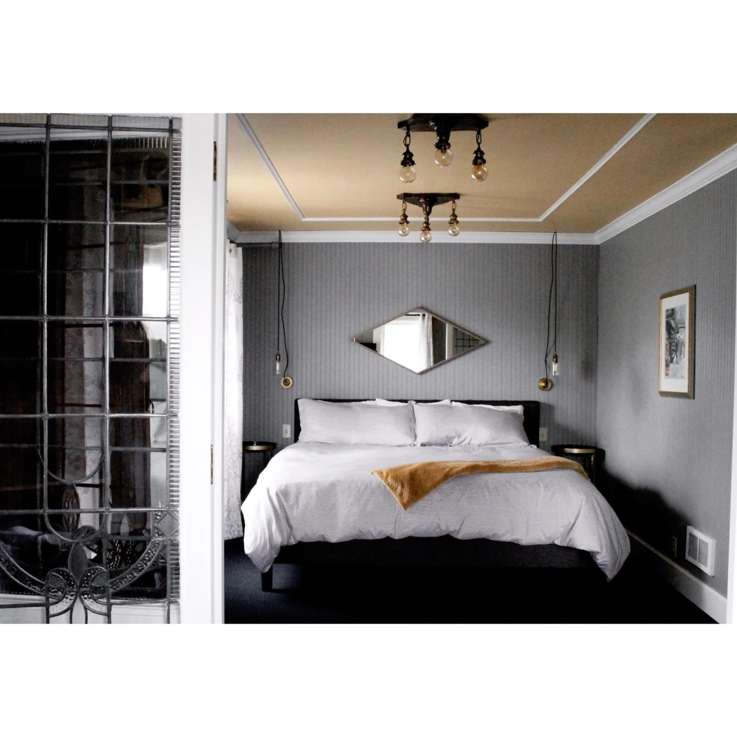 Photo of the whole room, Bed in Shelburne Hotel