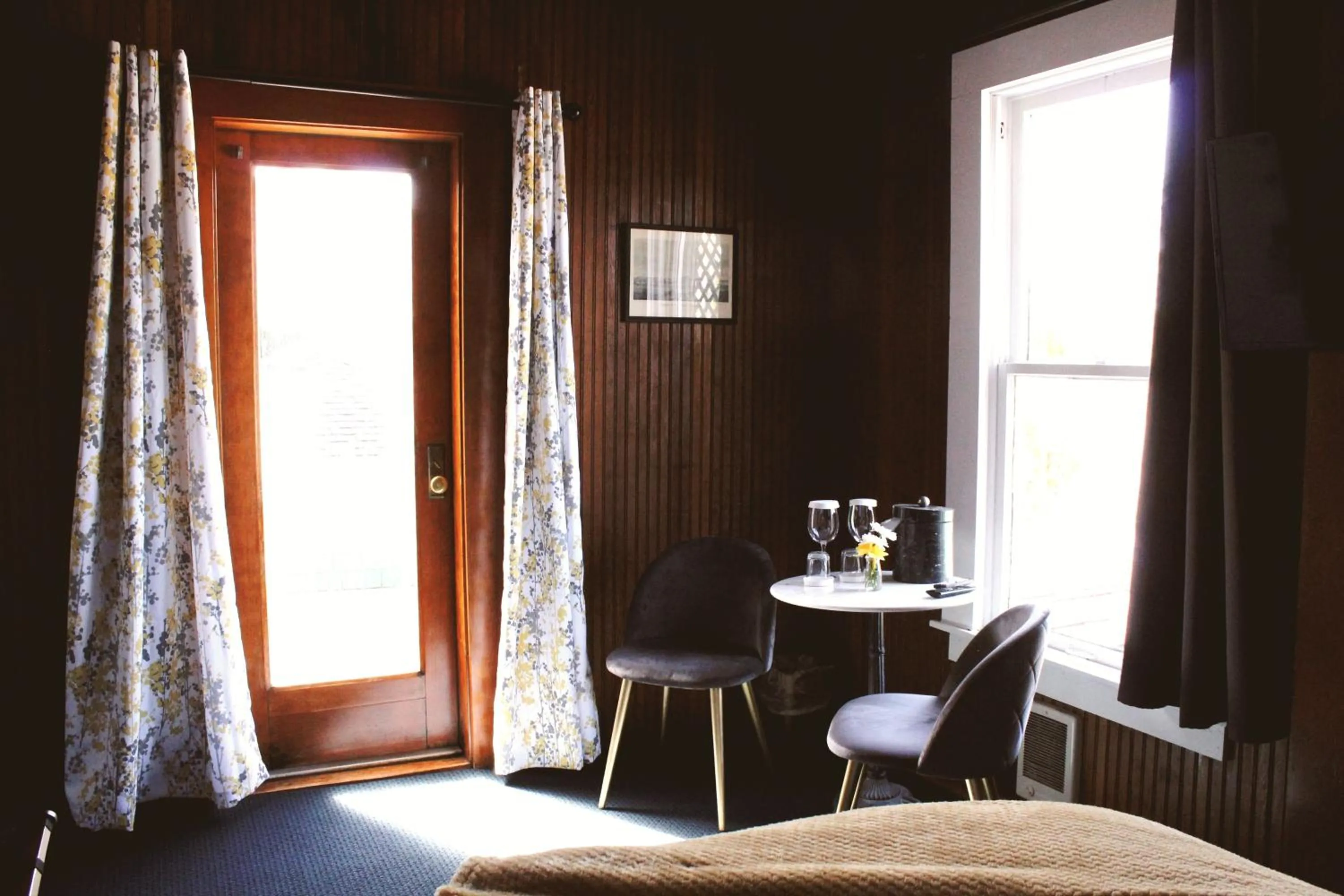 Living room, Bed in Shelburne Hotel
