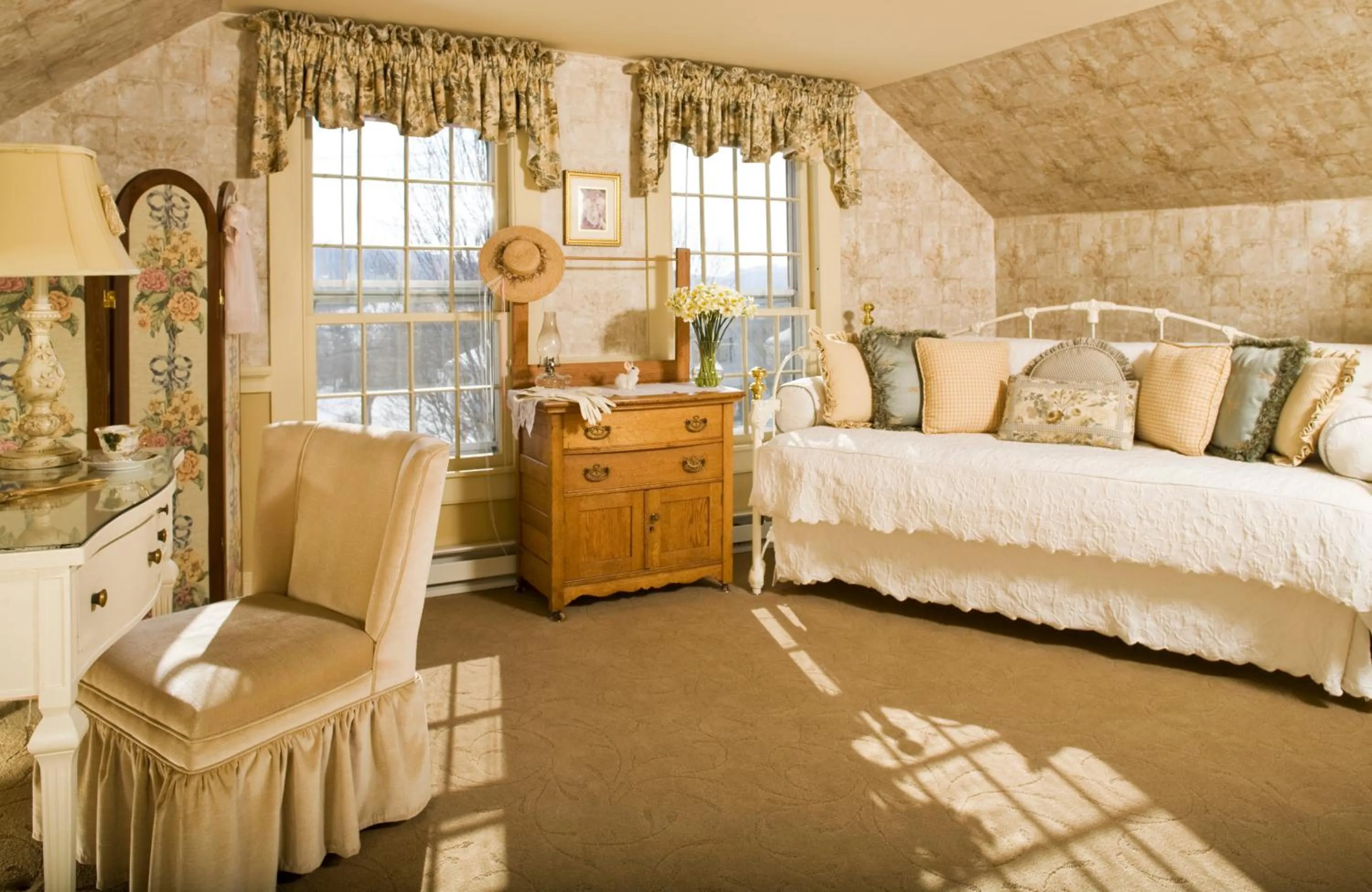 Living room, Bed in Rabbit Hill Inn
