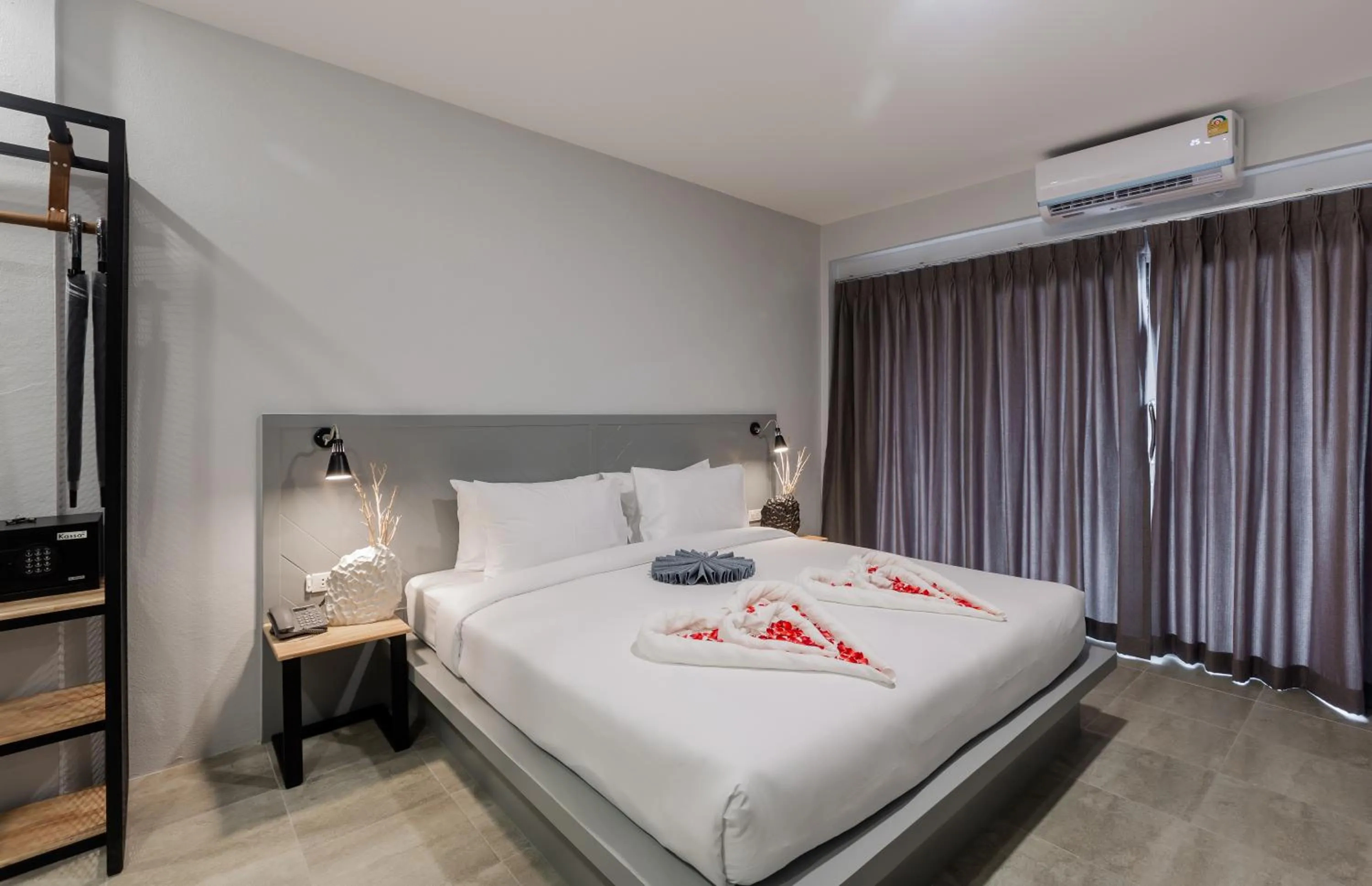 Photo of the whole room, Bed in Monotel Aonang