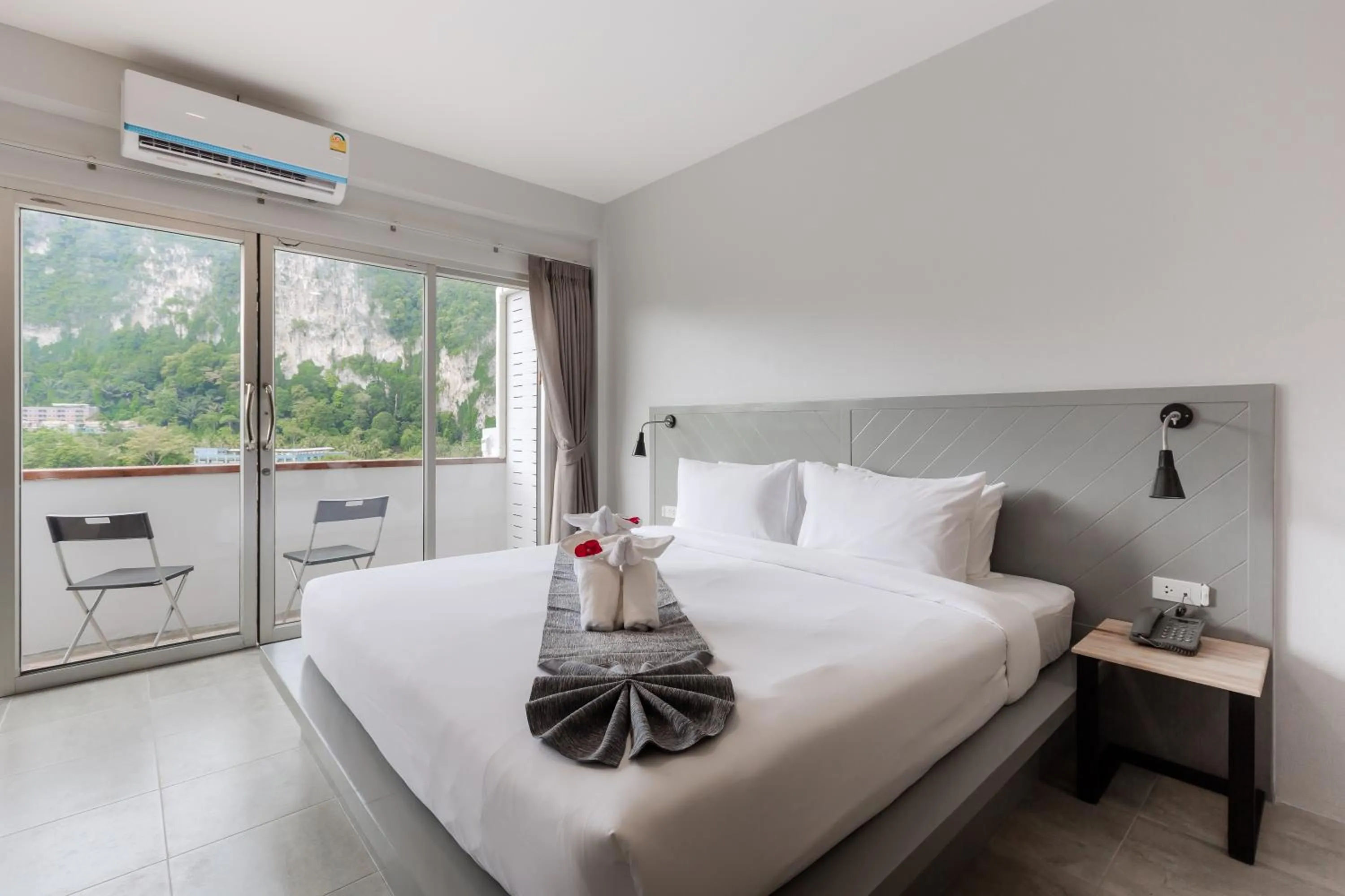 Bed in Monotel Aonang