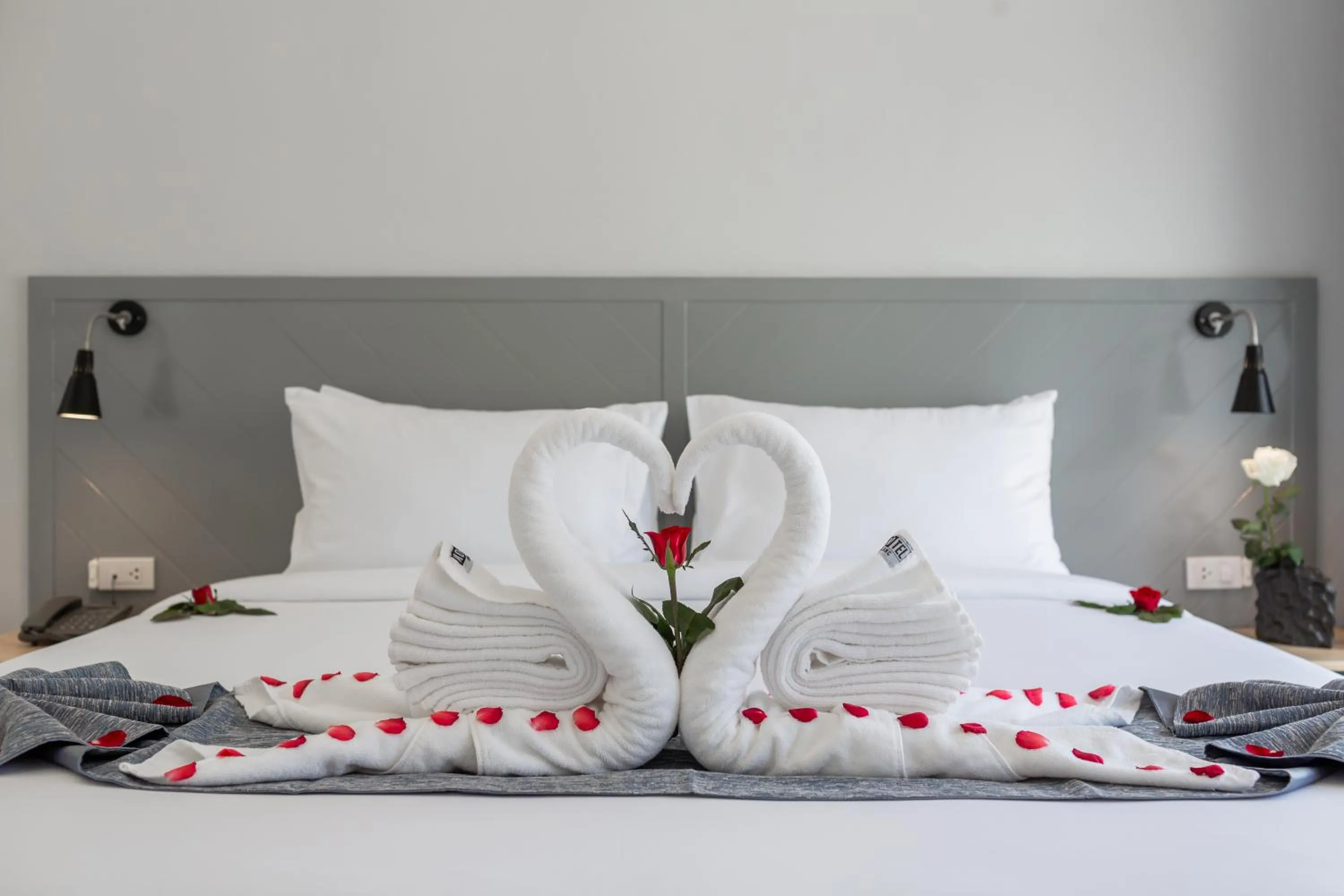 Bed in Monotel Aonang