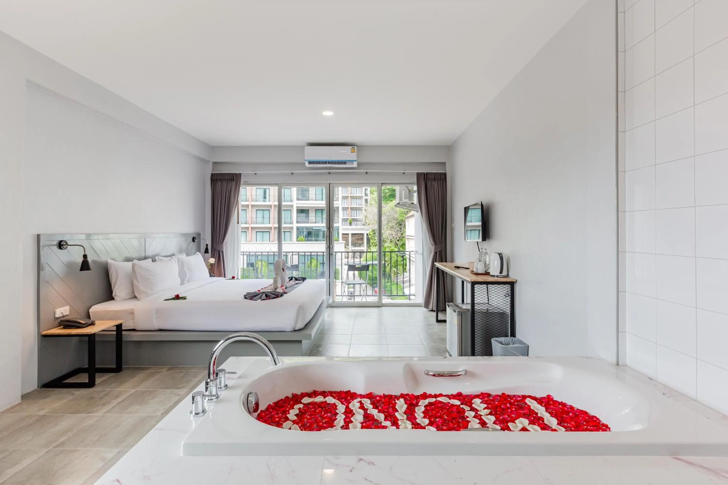 Bed in Monotel Aonang