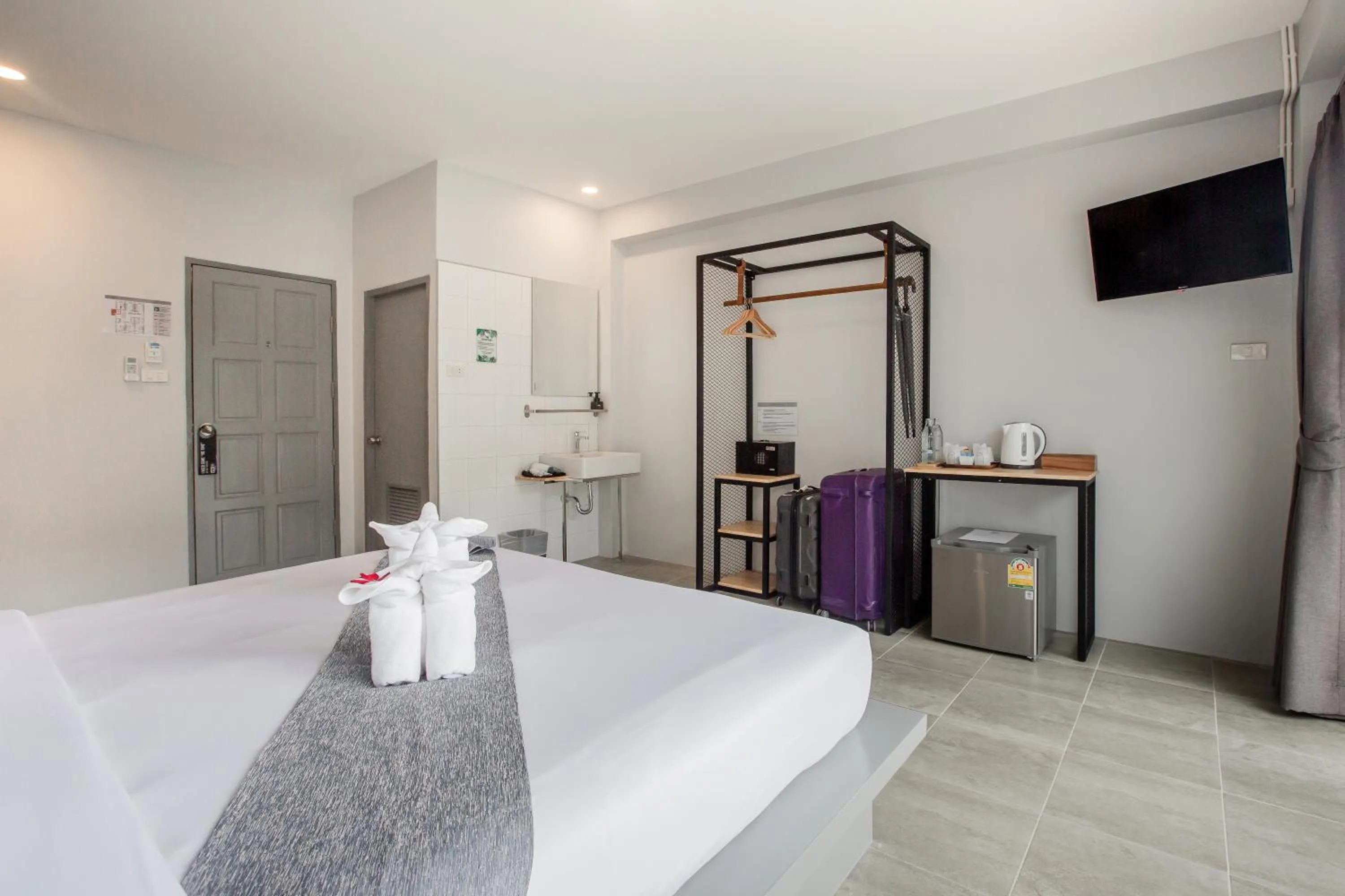 Photo of the whole room in Monotel Aonang