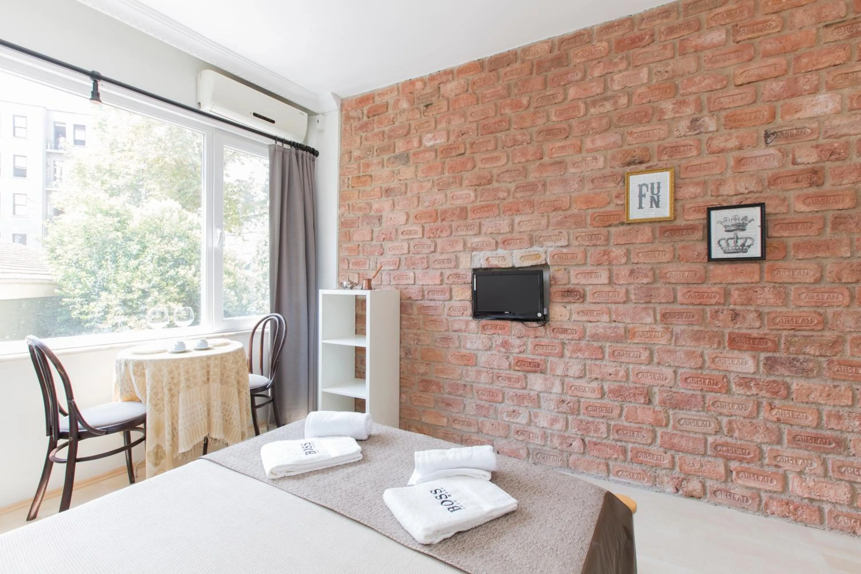 TV and multimedia in Antique Boutique