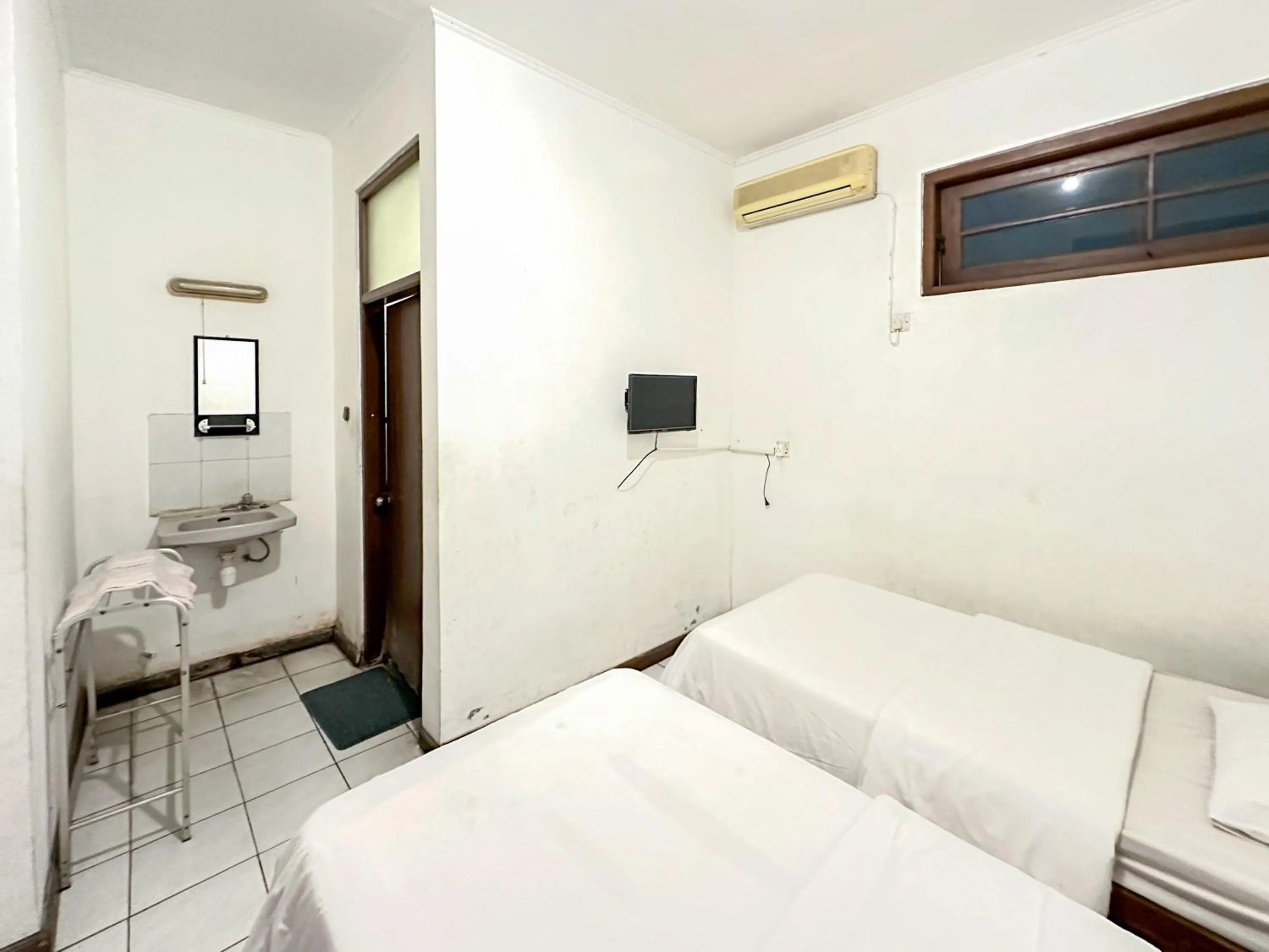 Bedroom, Bed in Hotel Dewi Sri Prawirotaman RedPartner