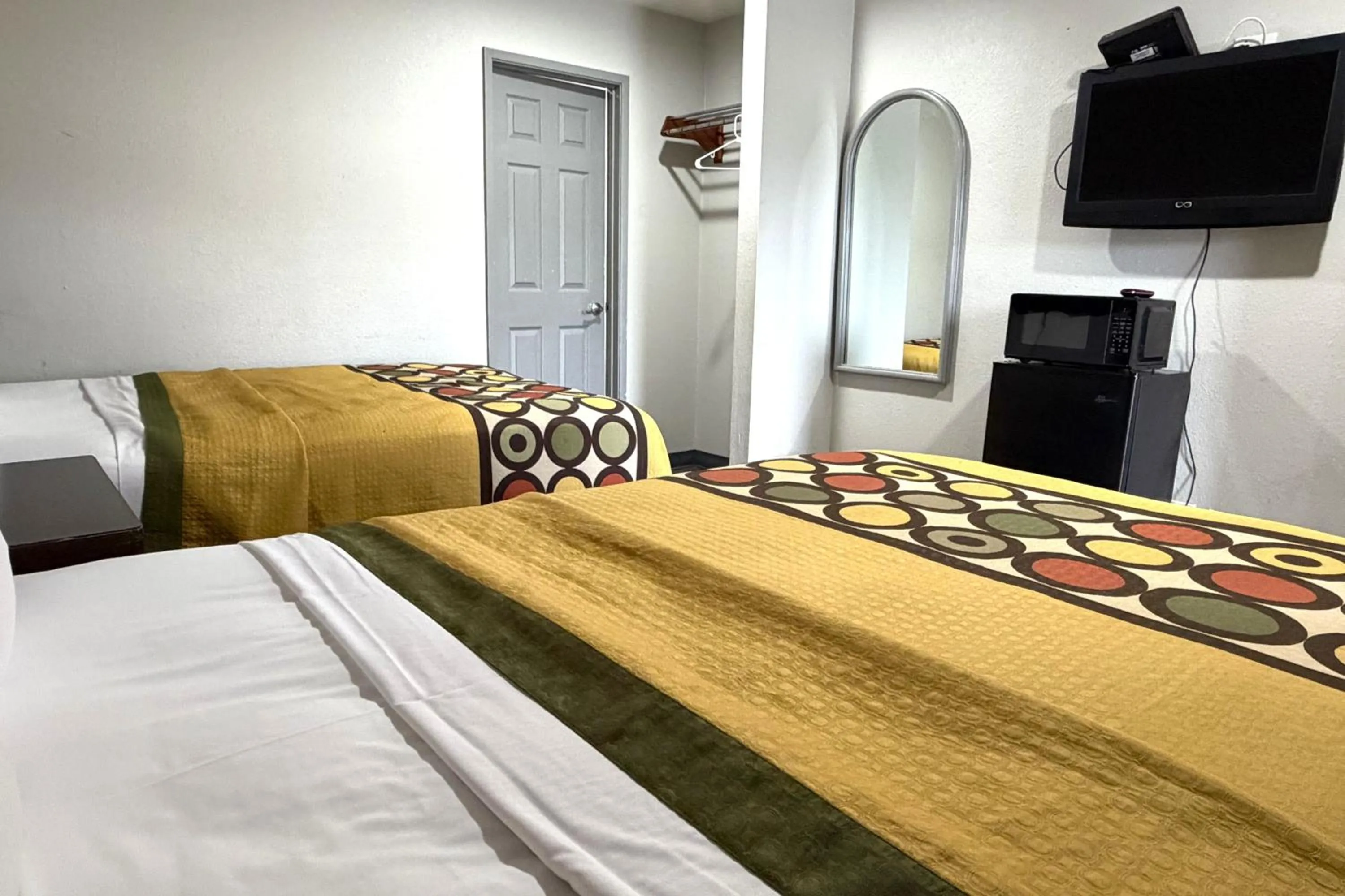 Bedroom, Bed in 6 Rivers Motel Fortuna near Hwy 101