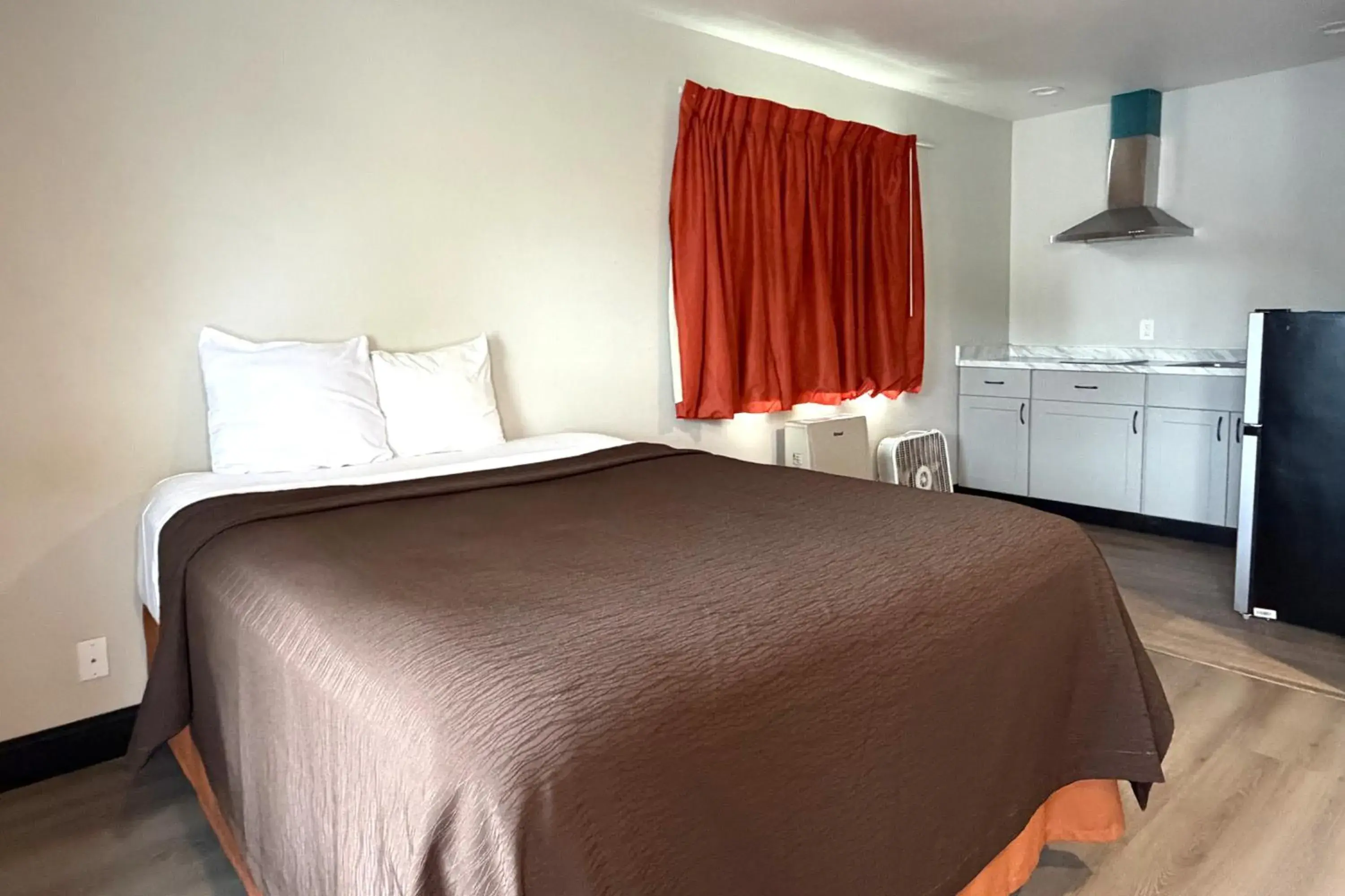 King Bed Non-Smoking in 6 Rivers Motel Fortuna near Hwy 101 King Bed Non-Smoking in 6 Rivers Motel Fortuna near Hwy 101