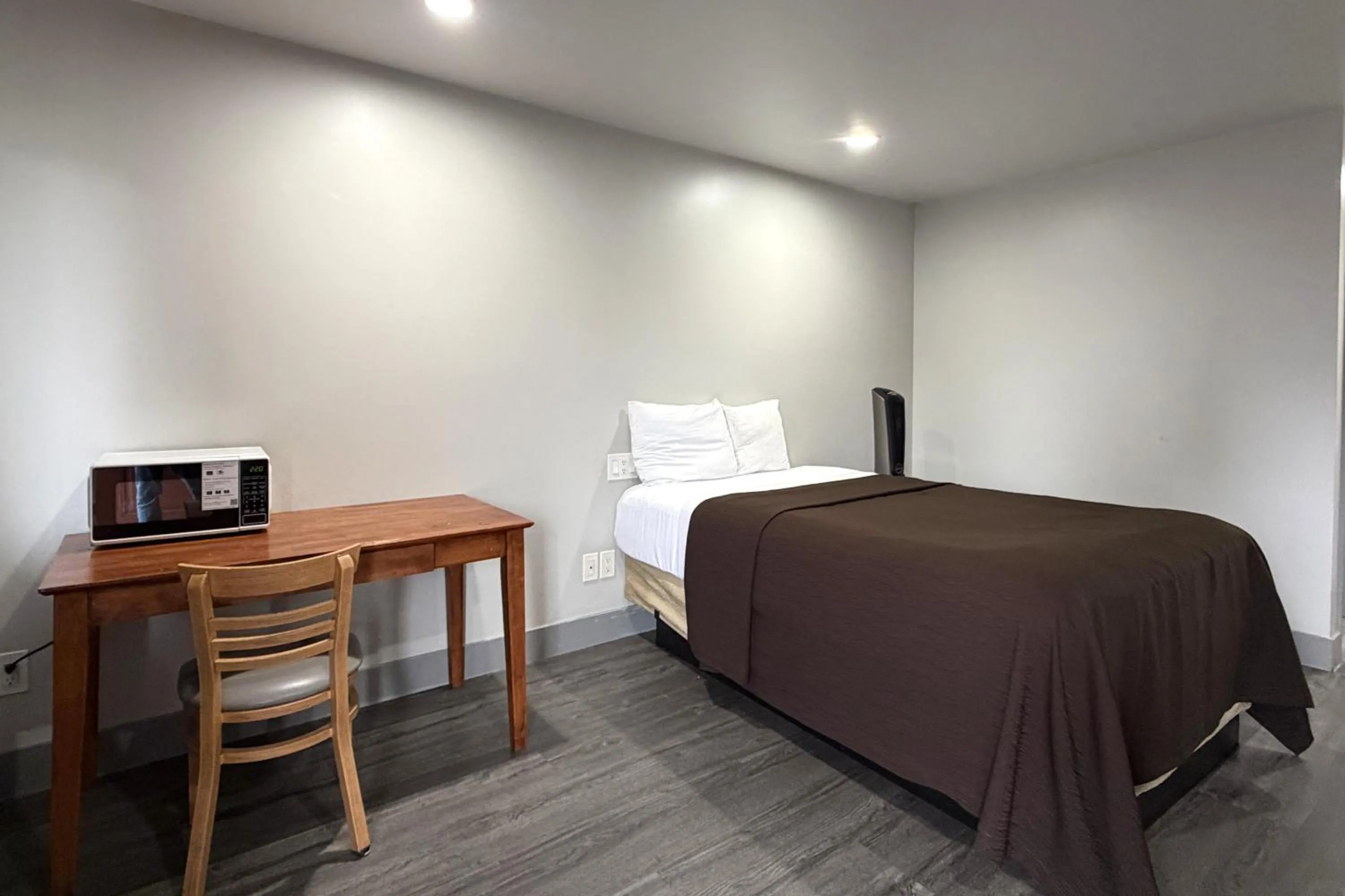 Bedroom, Bed in 6 Rivers Motel Fortuna near Hwy 101