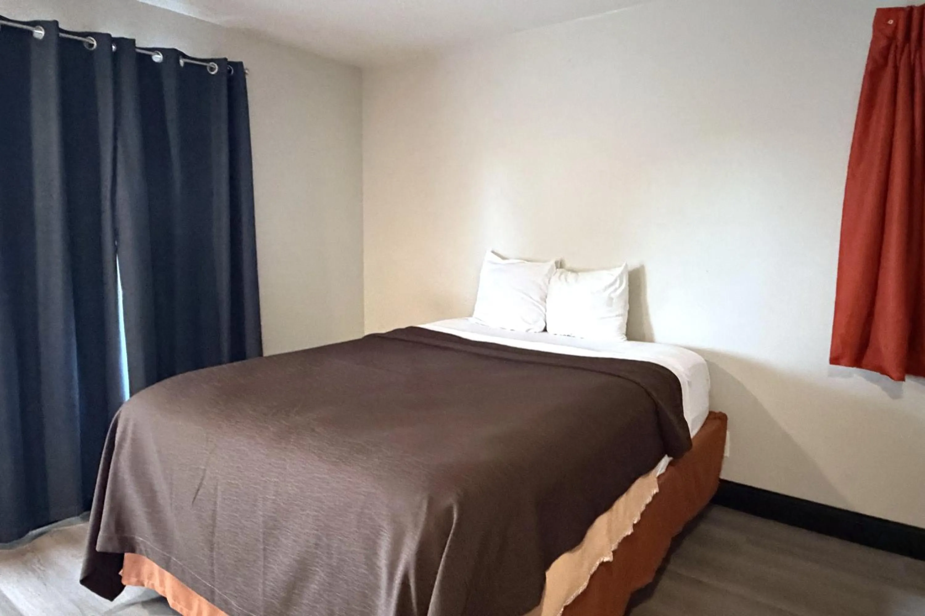 Bedroom, Bed in 6 Rivers Motel Fortuna near Hwy 101