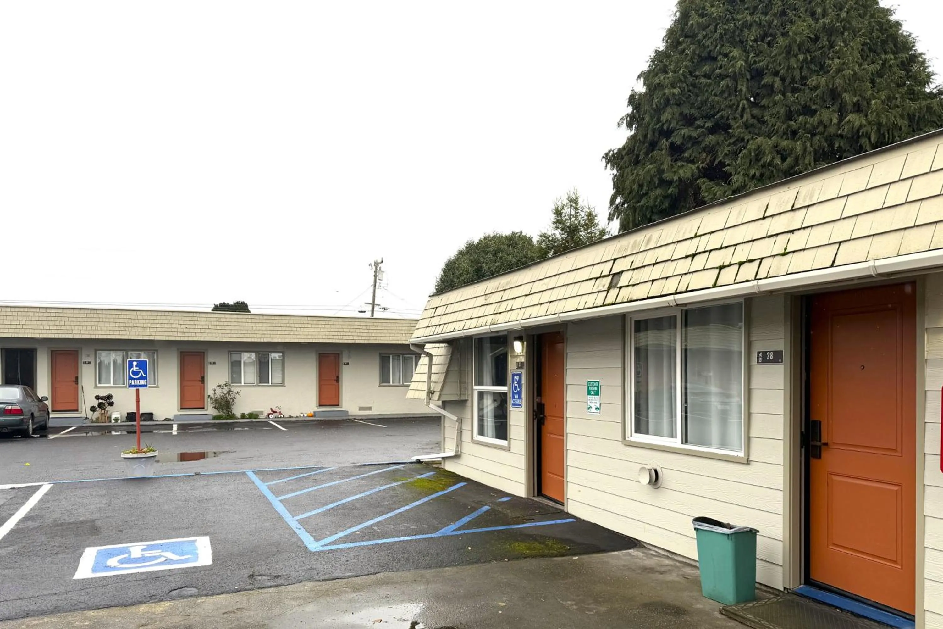 Parking in 6 Rivers Motel Fortuna near Hwy 101