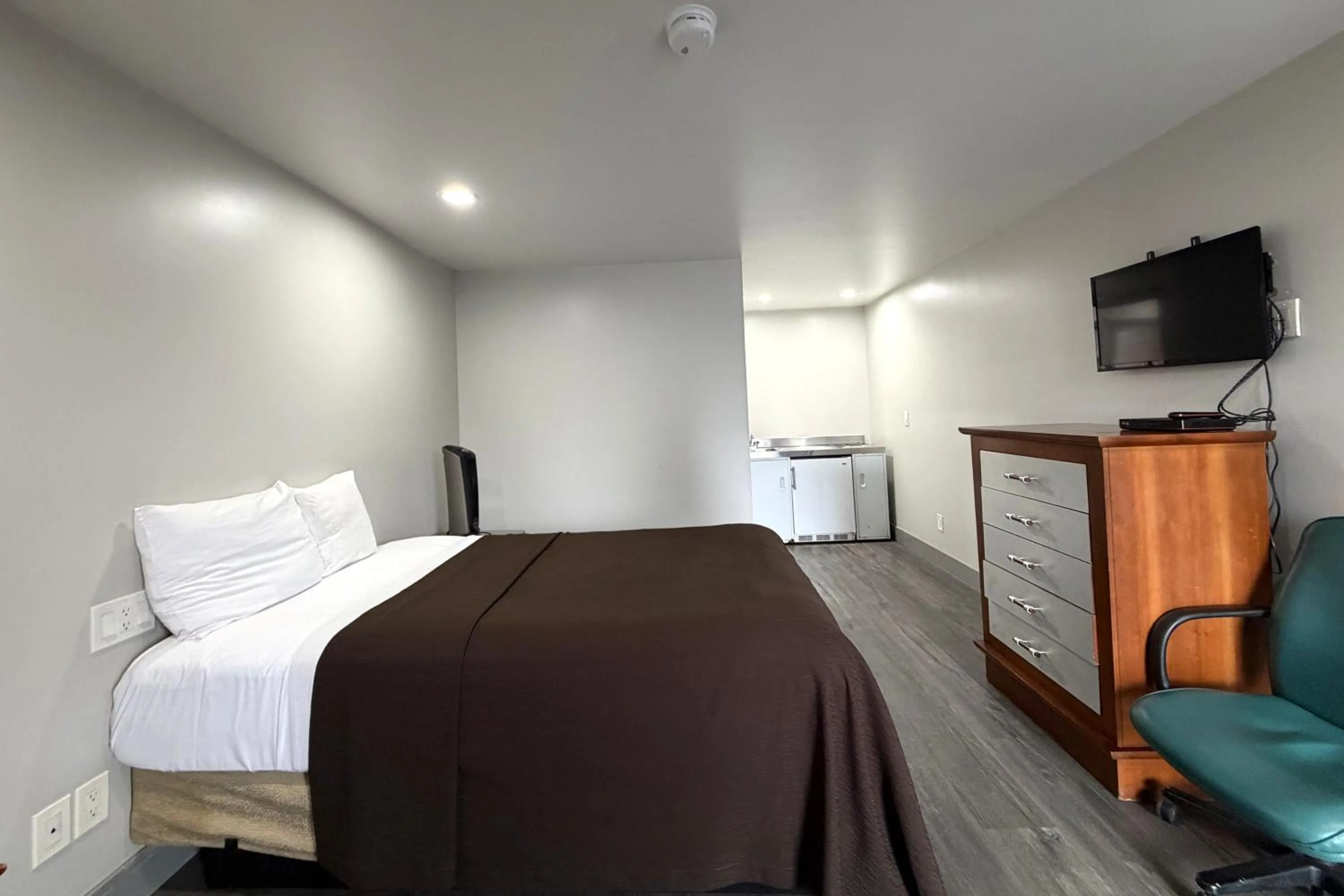 Bedroom, Bed in 6 Rivers Motel Fortuna near Hwy 101