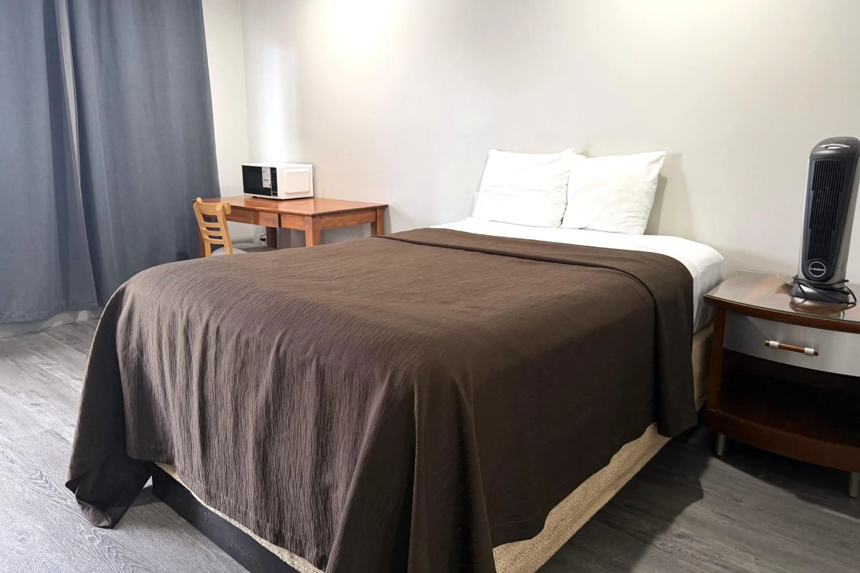 Bedroom, Bed in 6 Rivers Motel Fortuna near Hwy 101