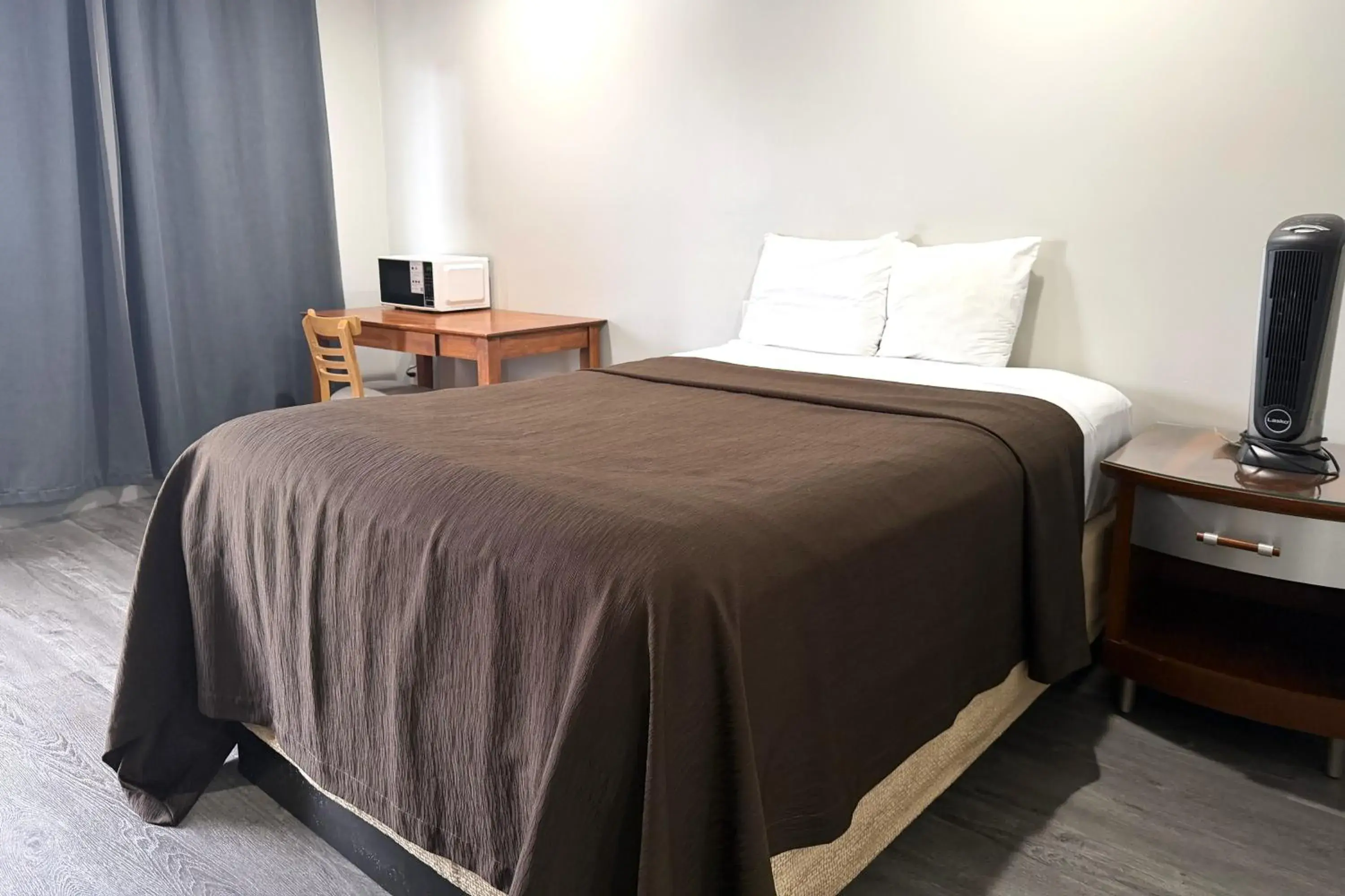 Queen Bed Non-Smoking in 6 Rivers Motel Fortuna near Hwy 101 Queen Bed Non-Smoking in 6 Rivers Motel Fortuna near Hwy 101