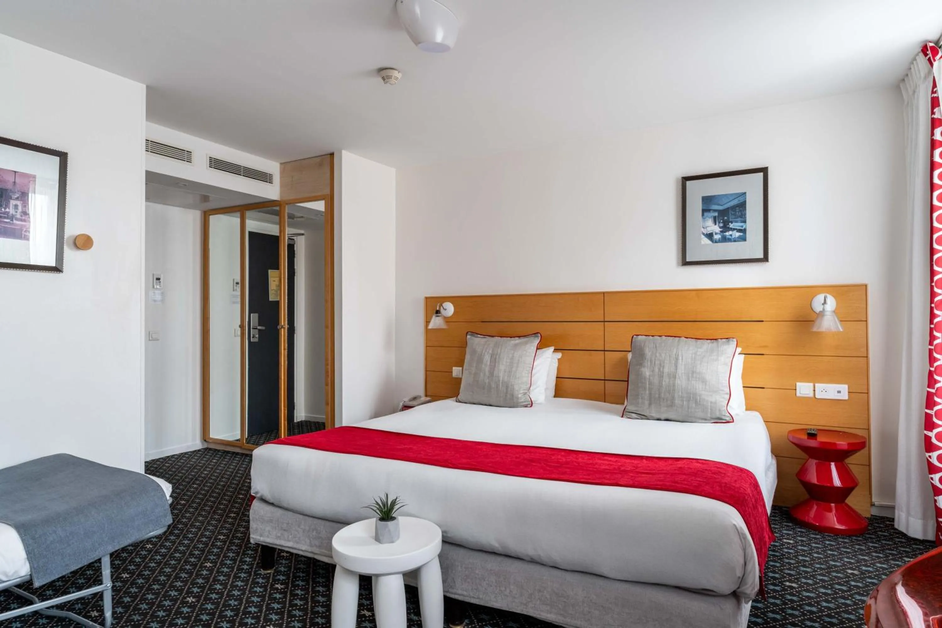 Bedroom, Bed in Hotel Lorette - Astotel