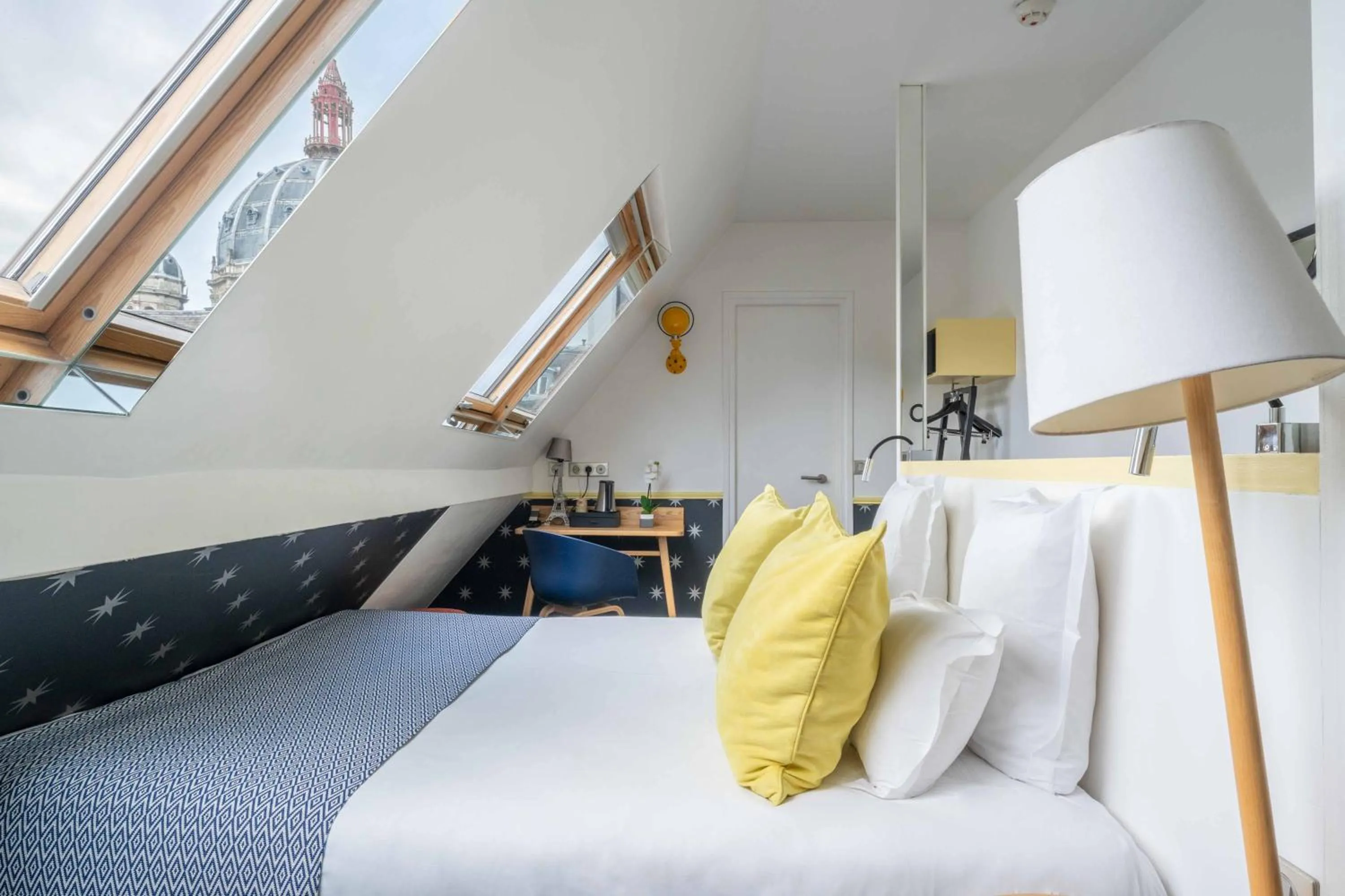 Bedroom, Bed in Hôtel Augustin - Astotel