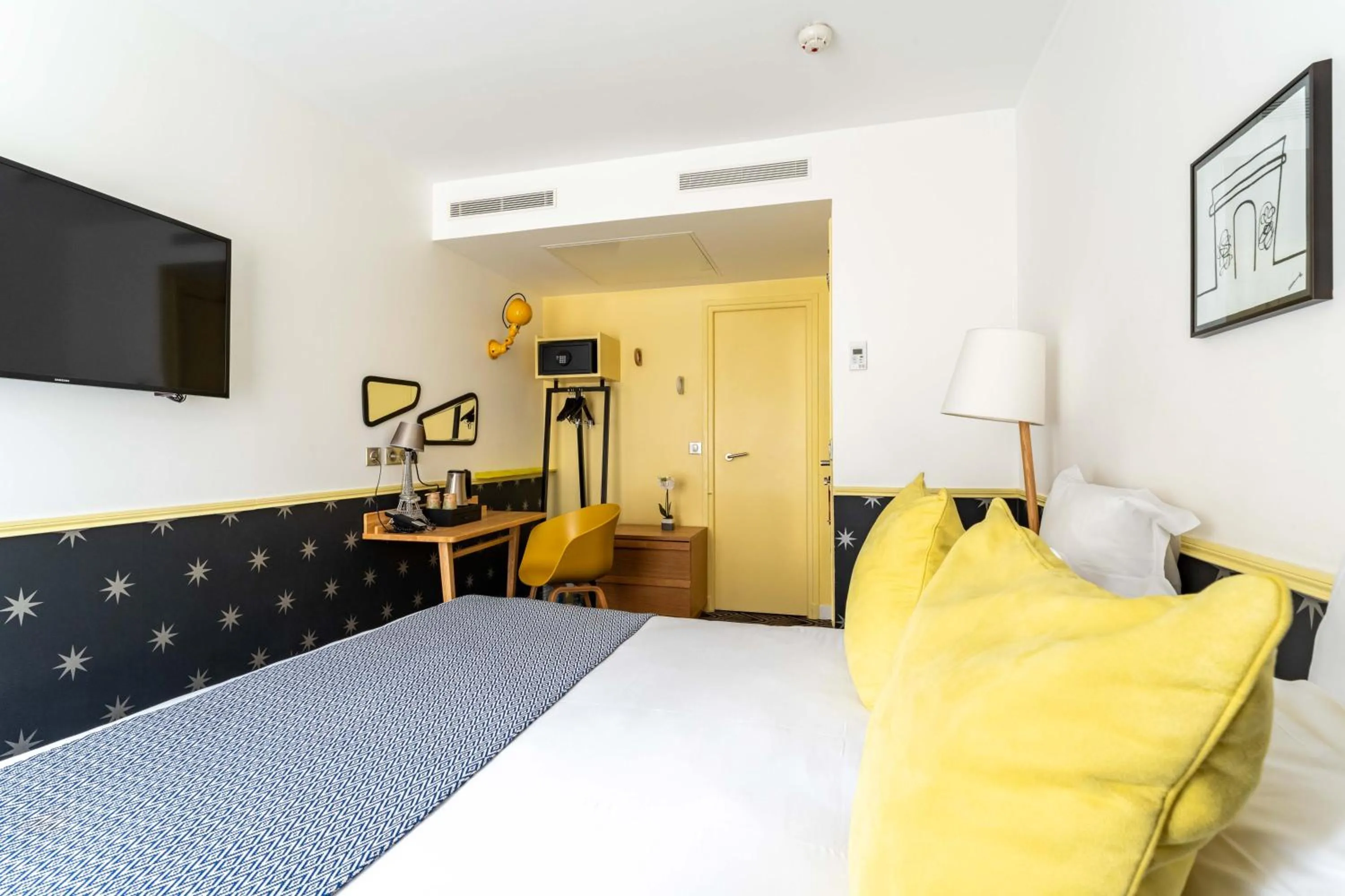 Bed in Hôtel Augustin - Astotel