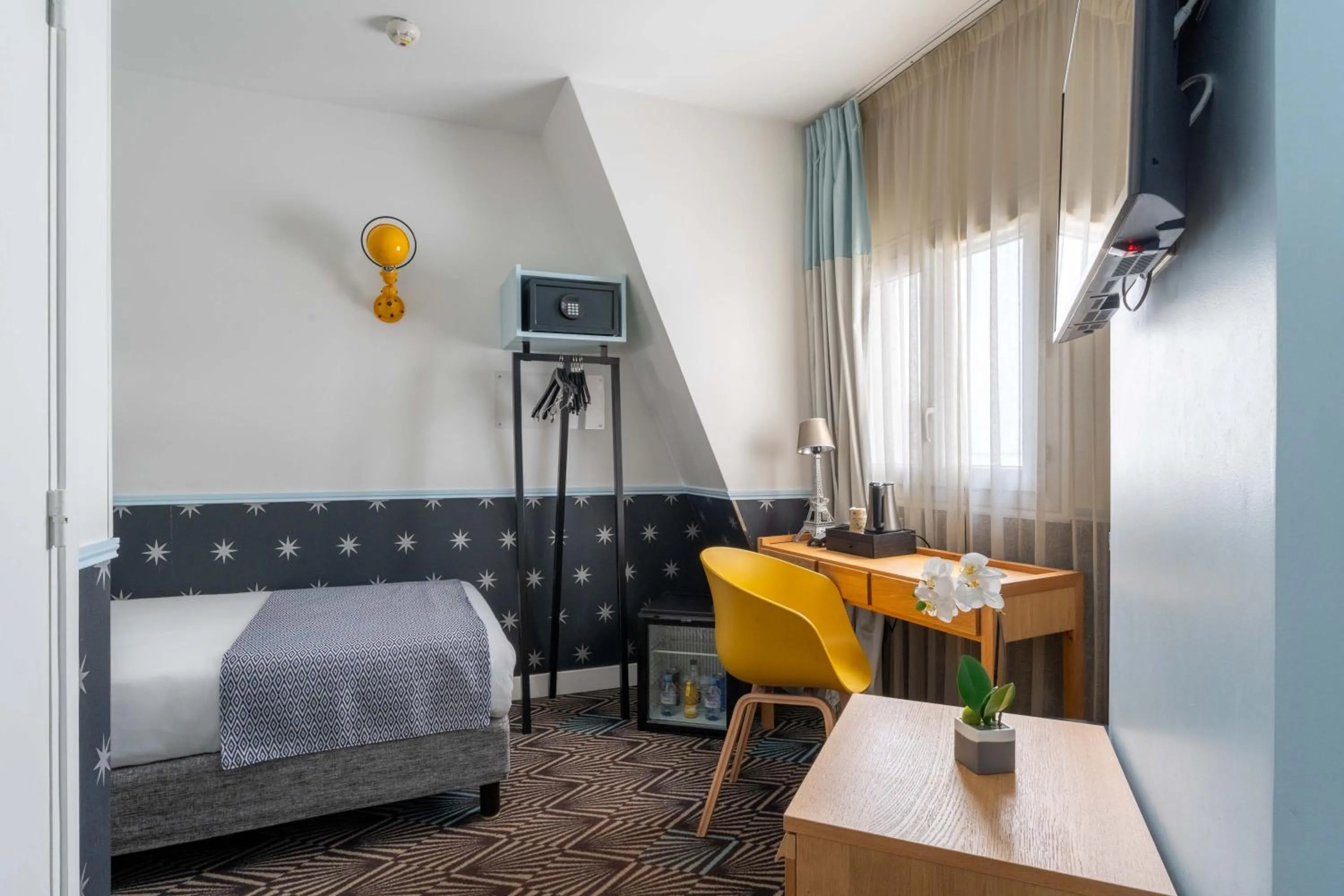 Photo of the whole room, Bed in Hôtel Augustin - Astotel