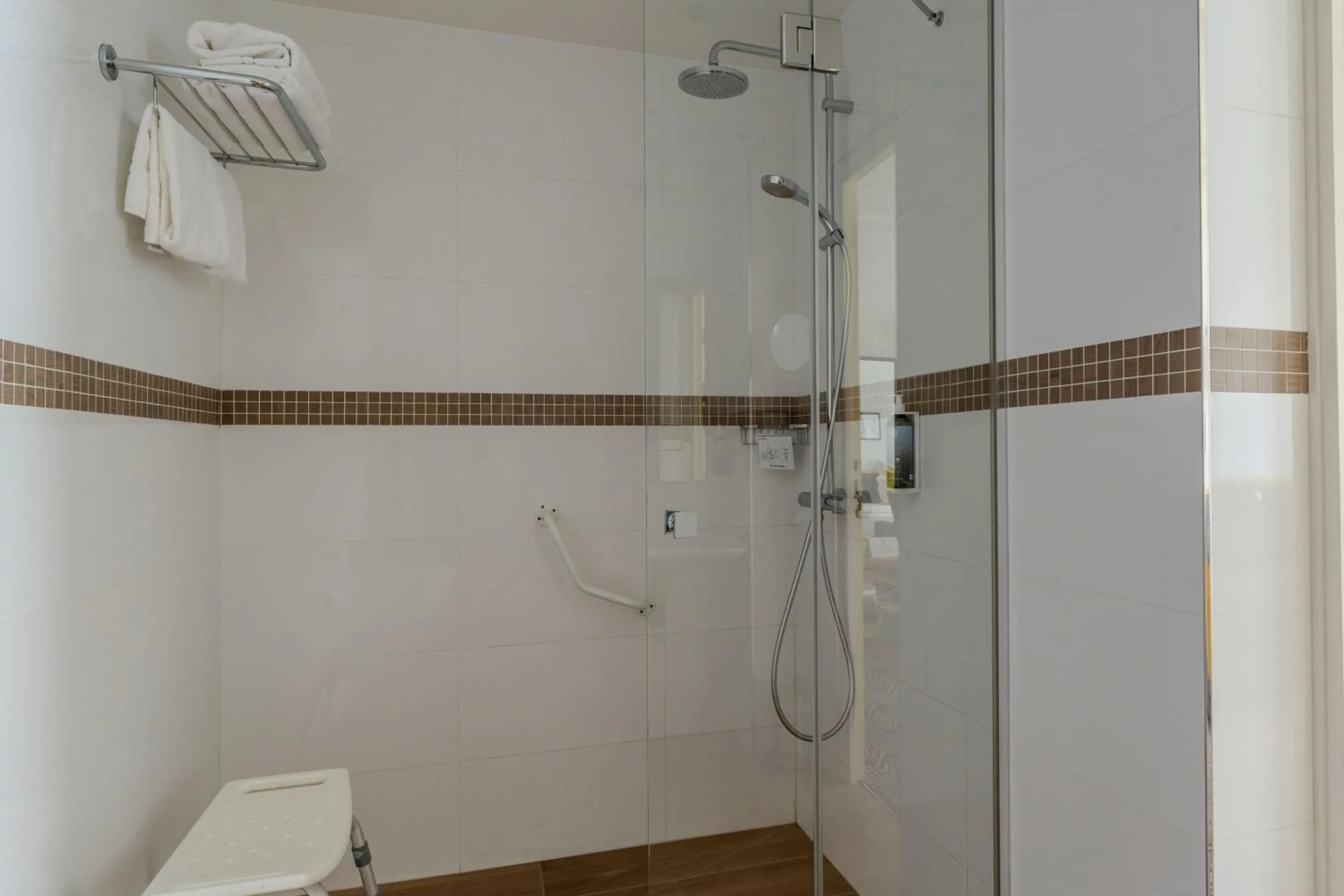 Shower in Hôtel Augustin - Astotel