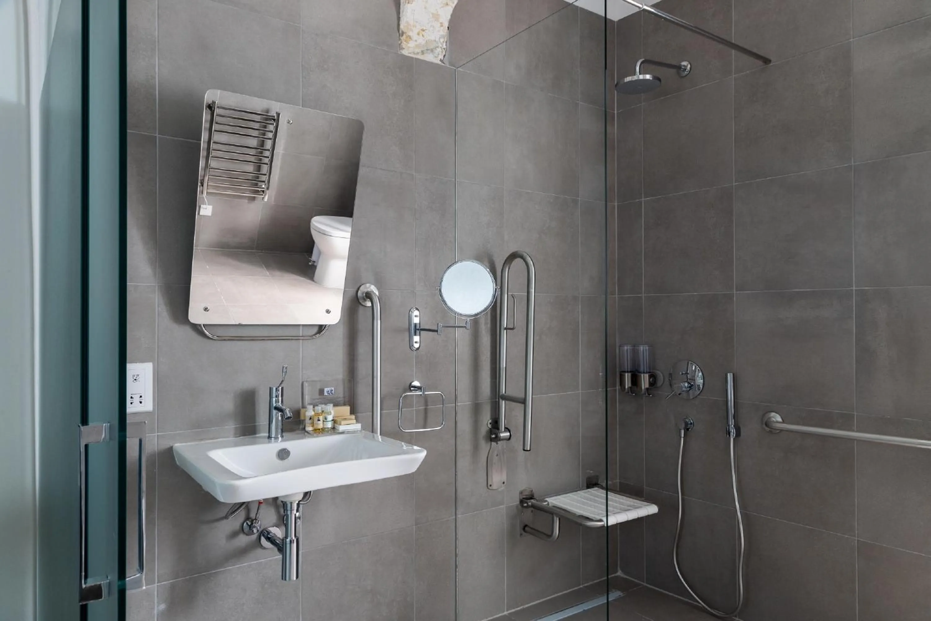 Shower in MYN in Rabat