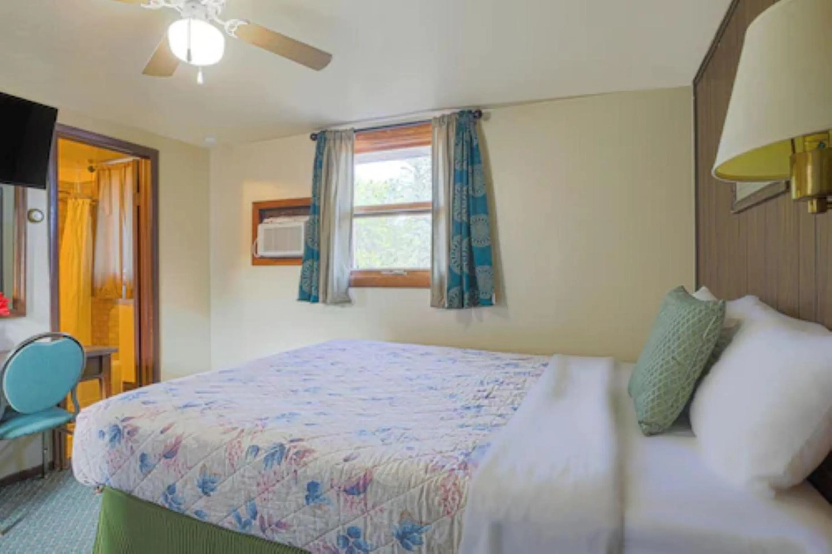 Bedroom, Bed in Love Hotels Silver Street by OYO at Hurley WI