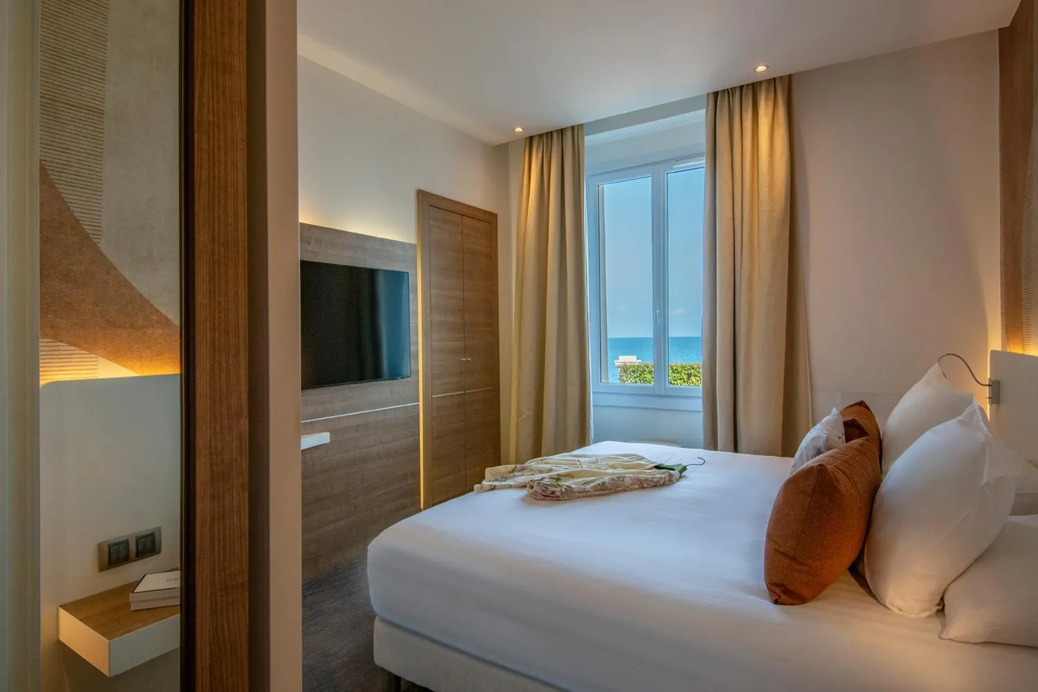 Property building, Bed in Best Western Premier Hotel Prince de Galles