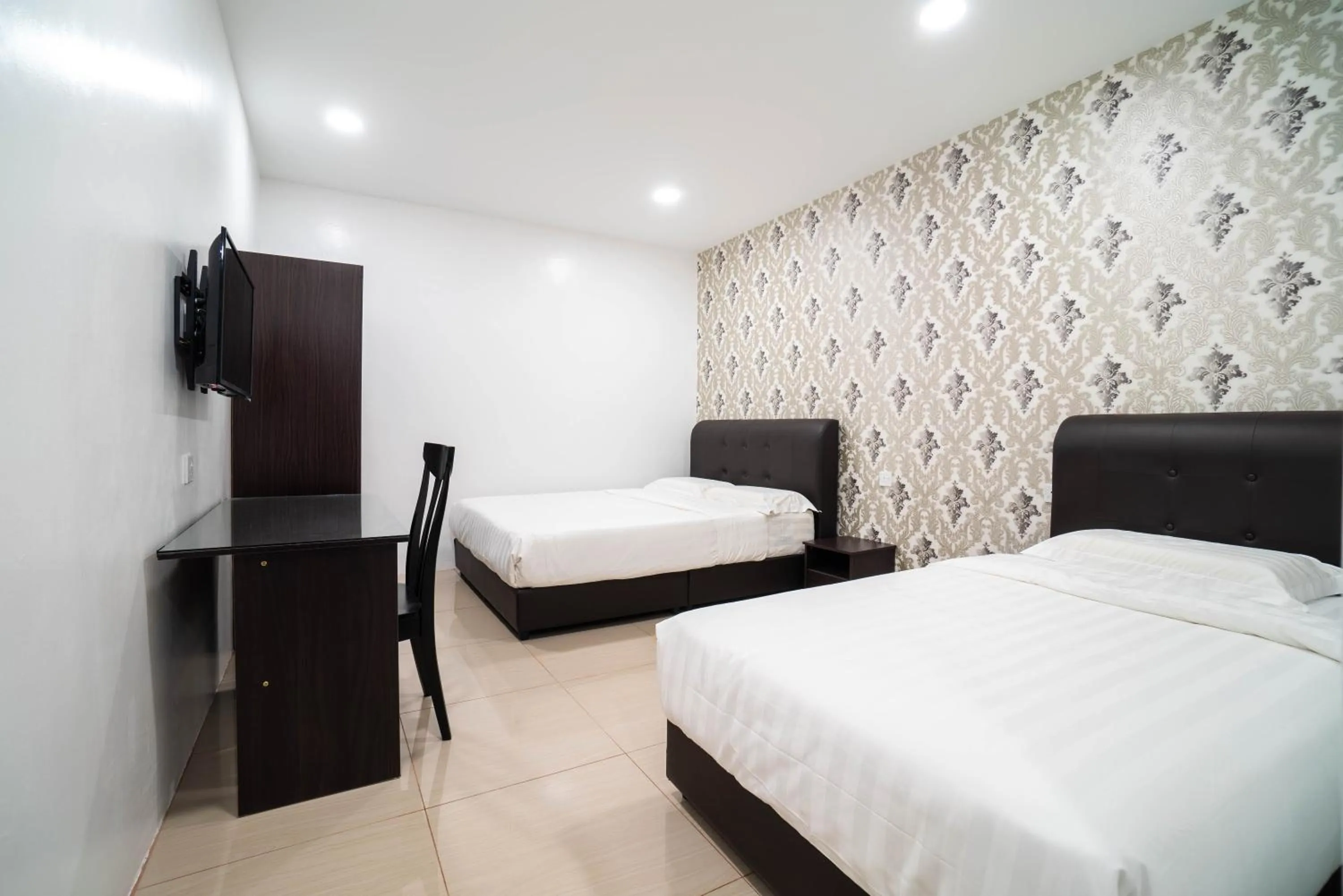 TV and multimedia, Bed in Crystal Garden Hotel - Tasik Selatan