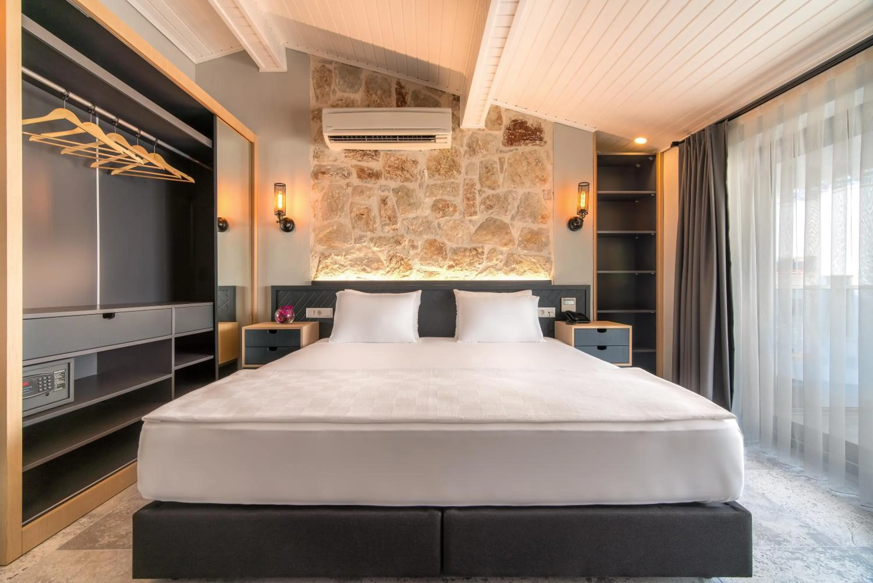 Photo of the whole room in Isola 12 Hotel