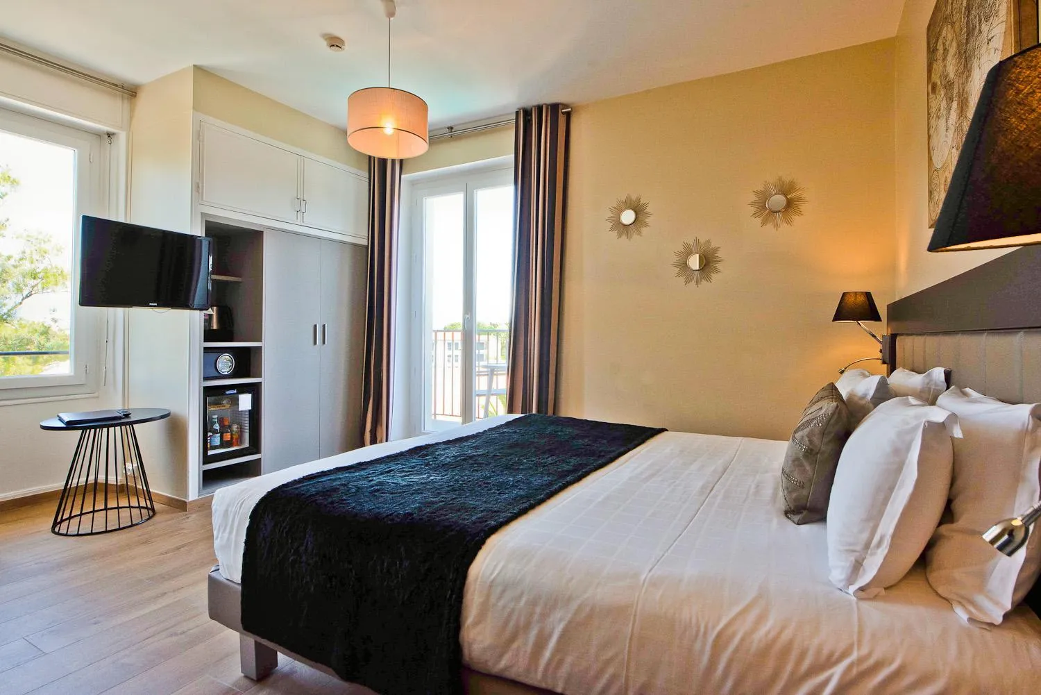 Balcony/Terrace, Bed in Hôtel La Villa Cap d’Antibes