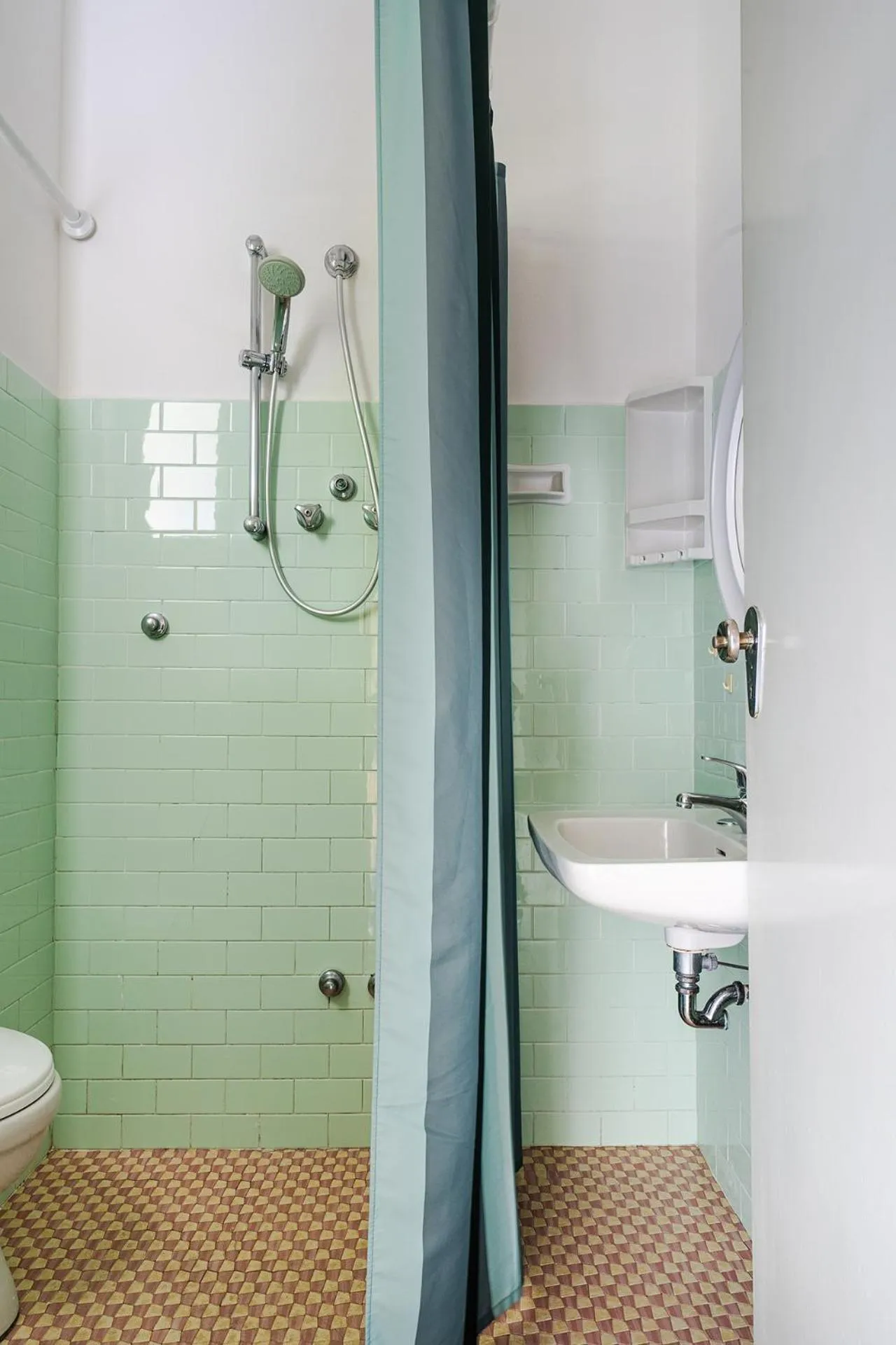 Shower in Hotel Sayonara