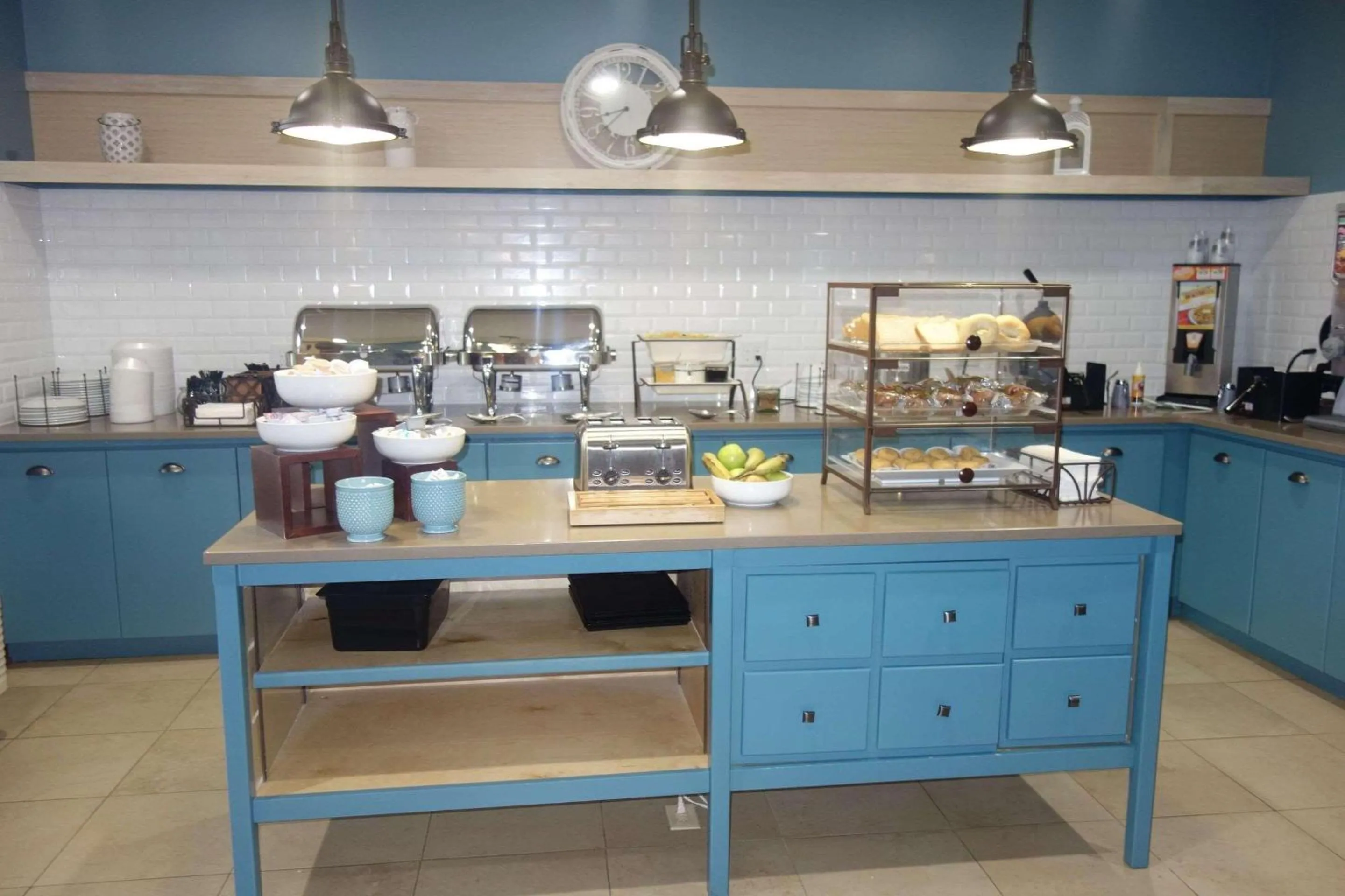 Breakfast in Country Inn & Suites by Radisson, Helen, GA