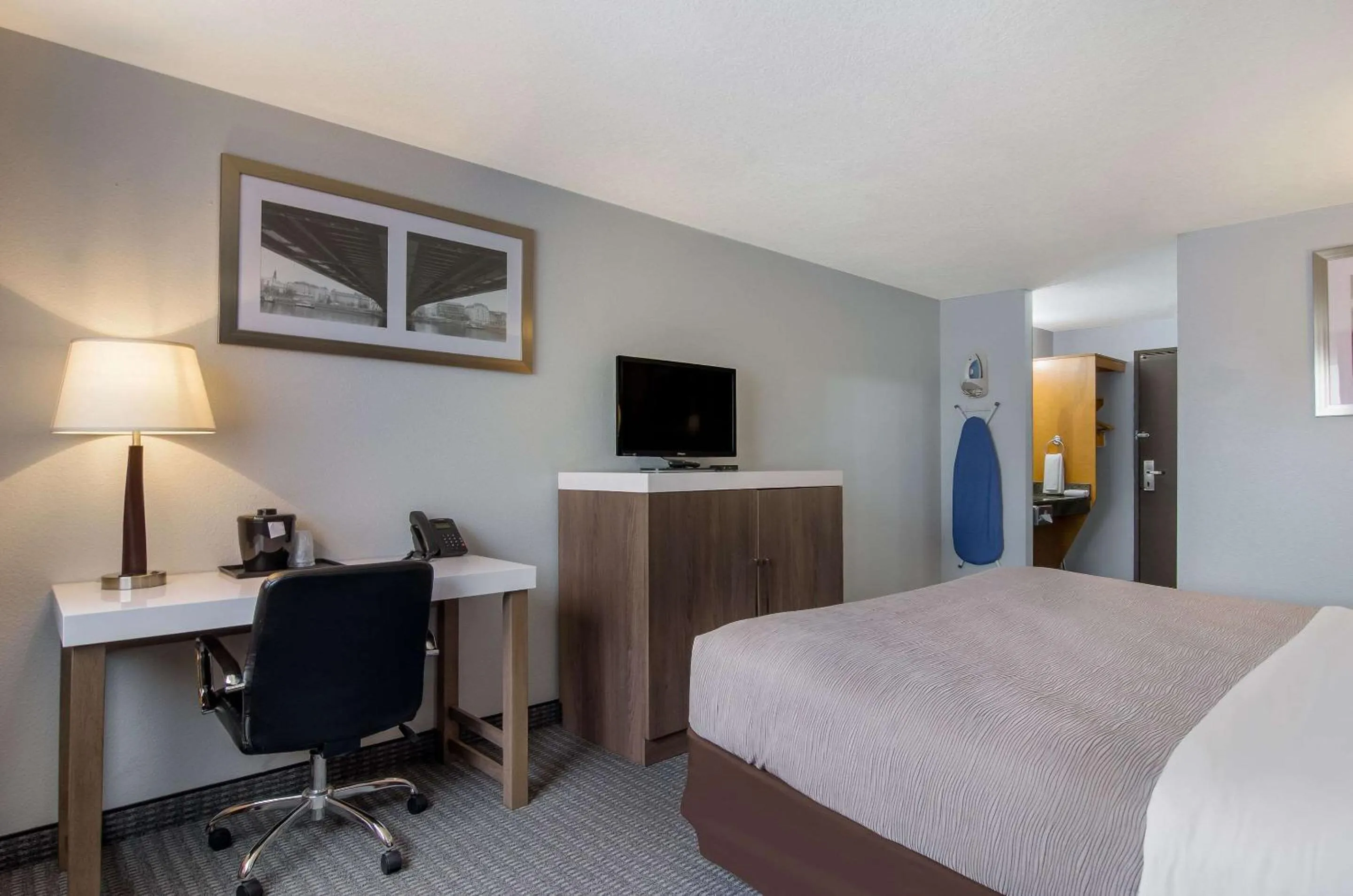 TV and multimedia, Bed in Quality Inn & Suites Silverdale Bangor-Keyport