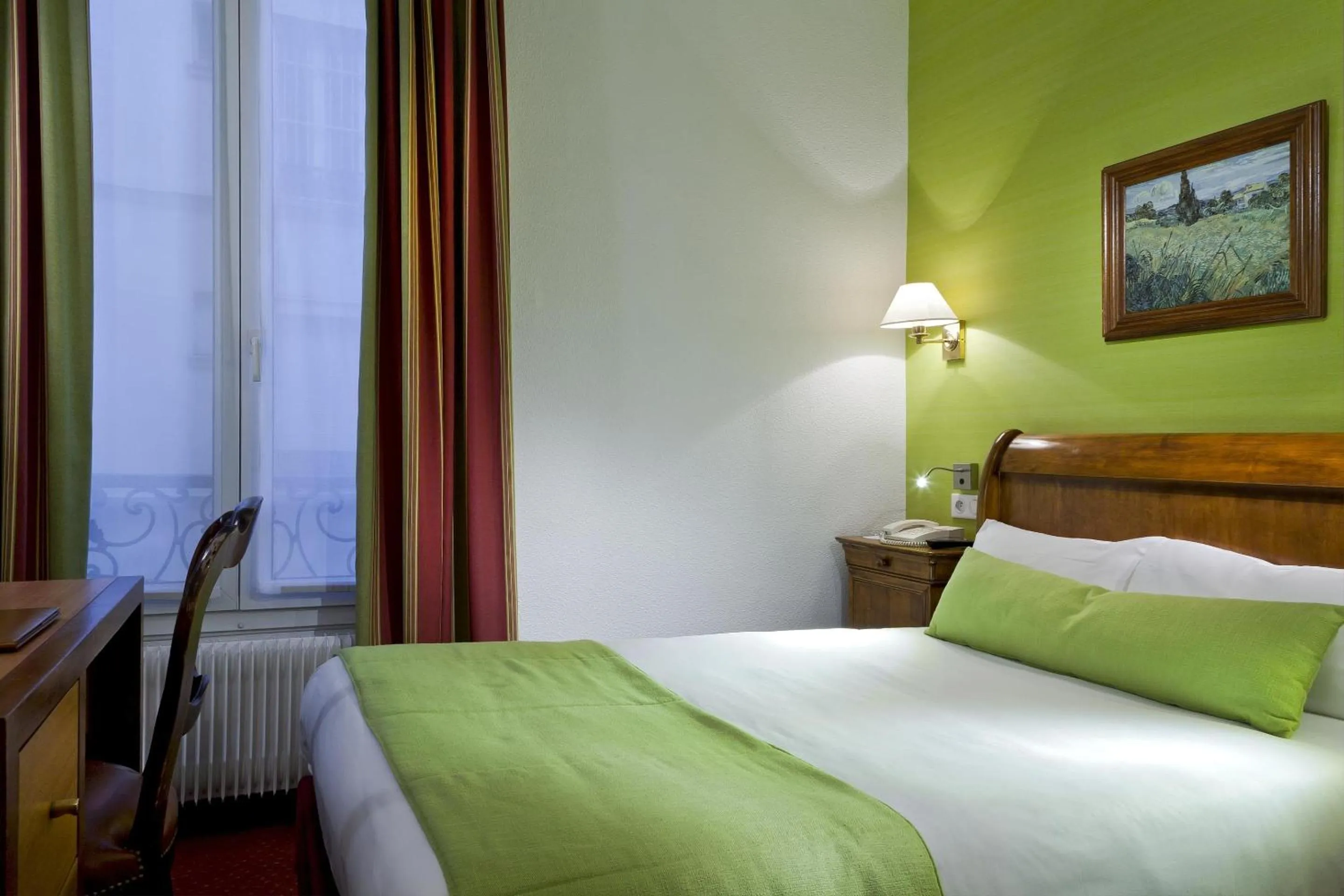 Photo of the whole room, Bed in Timhotel Invalides Eiffel