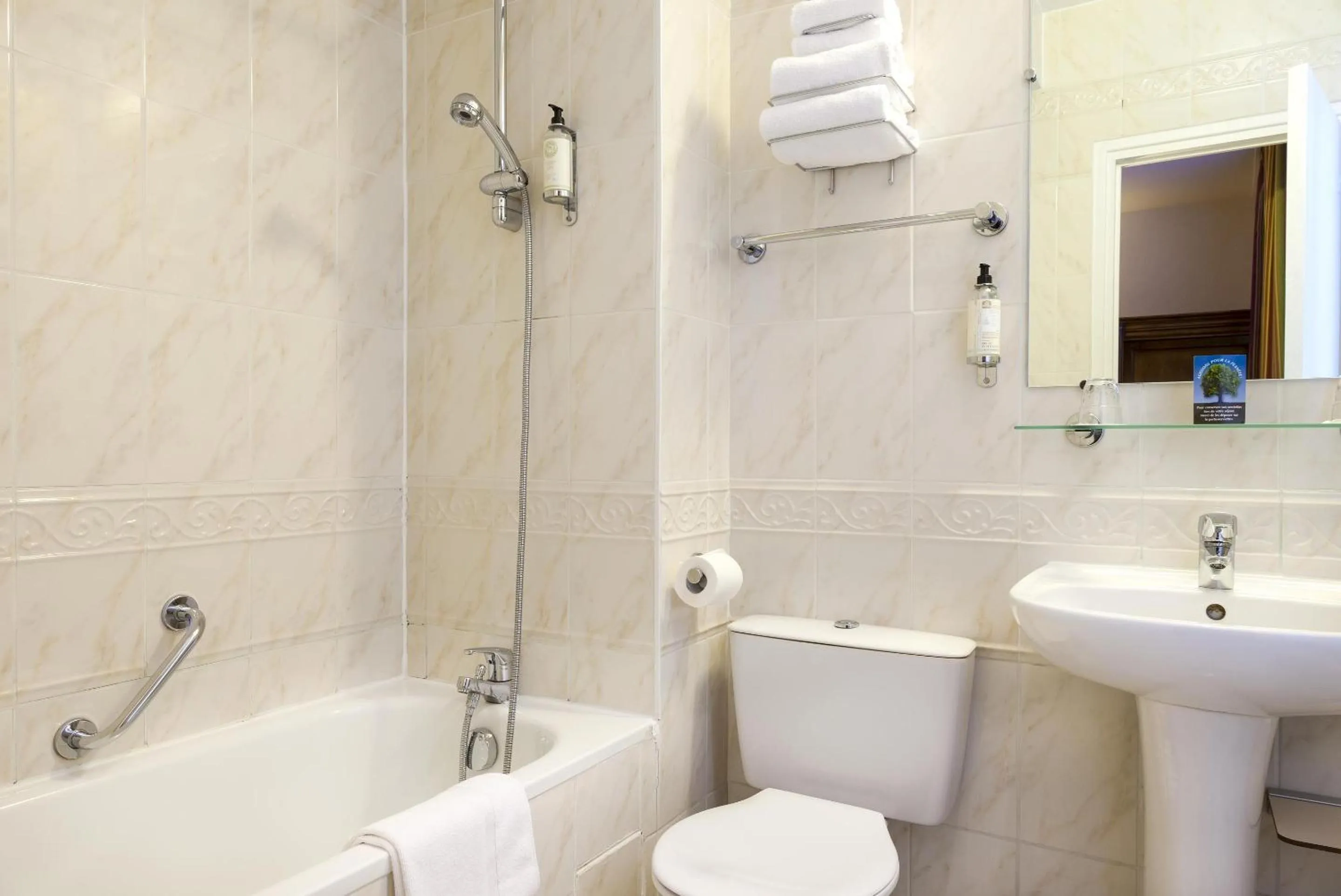 Bathroom in Timhotel Invalides Eiffel