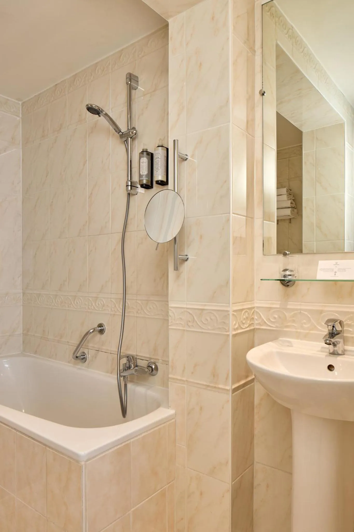 Bathroom in Timhotel Invalides Eiffel