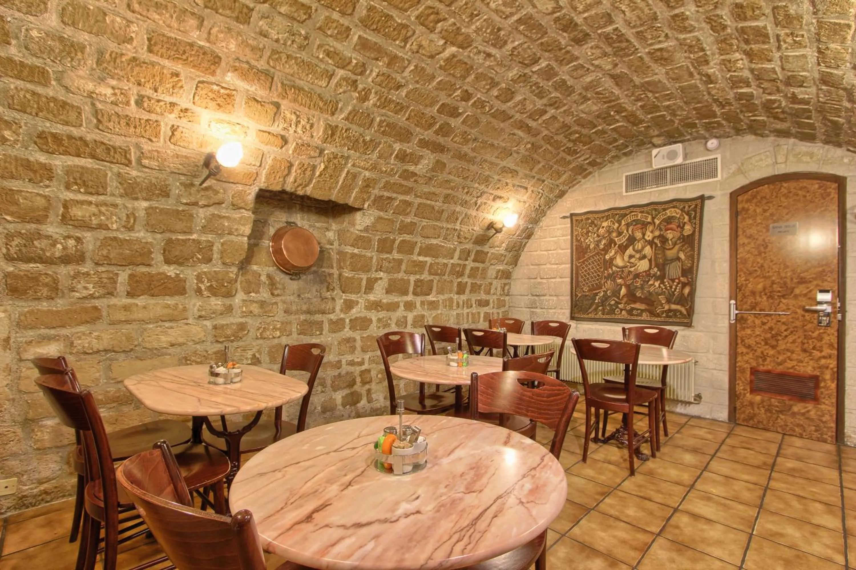 Restaurant/places to eat in Timhotel Invalides Eiffel