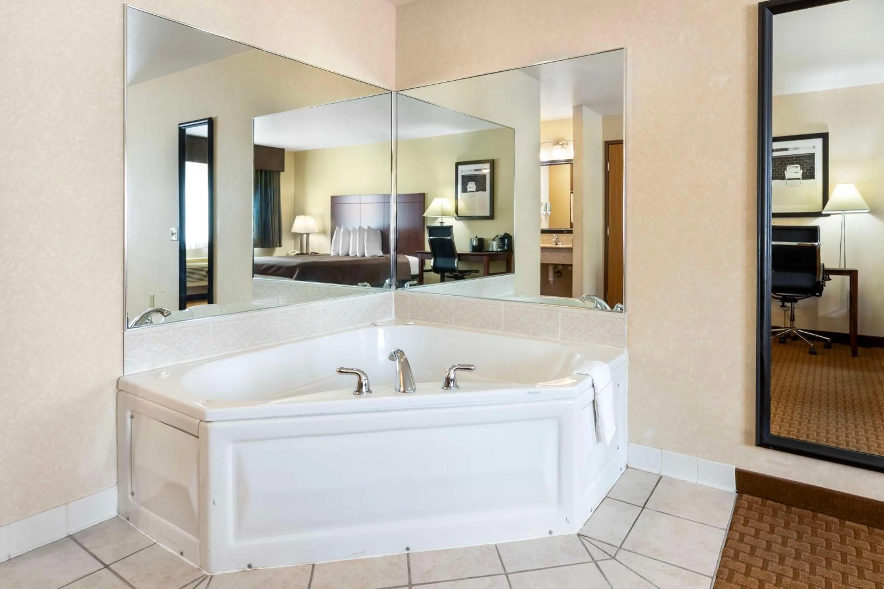 Bedroom, Bed in Best Western Wittenberg Inn