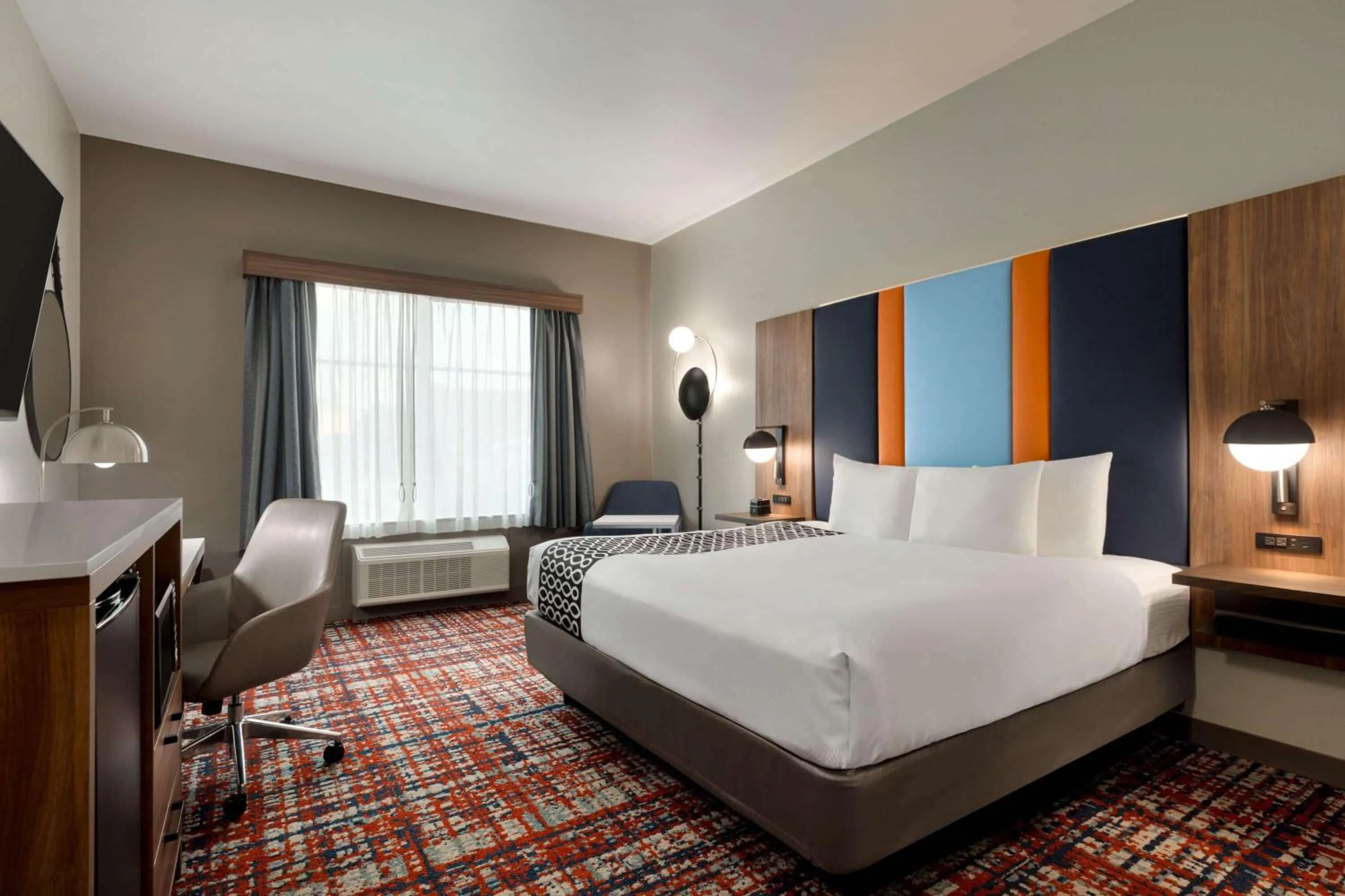 Photo of the whole room, Bed in La Quinta by Wyndham Oxford - Anniston