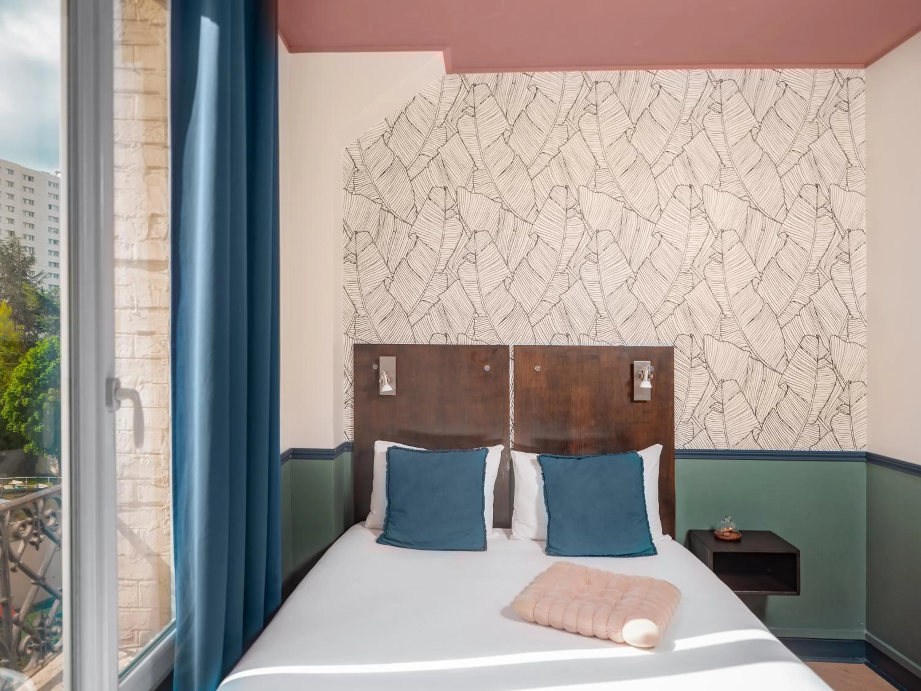 Photo of the whole room, Bed in Hôtel Biskui