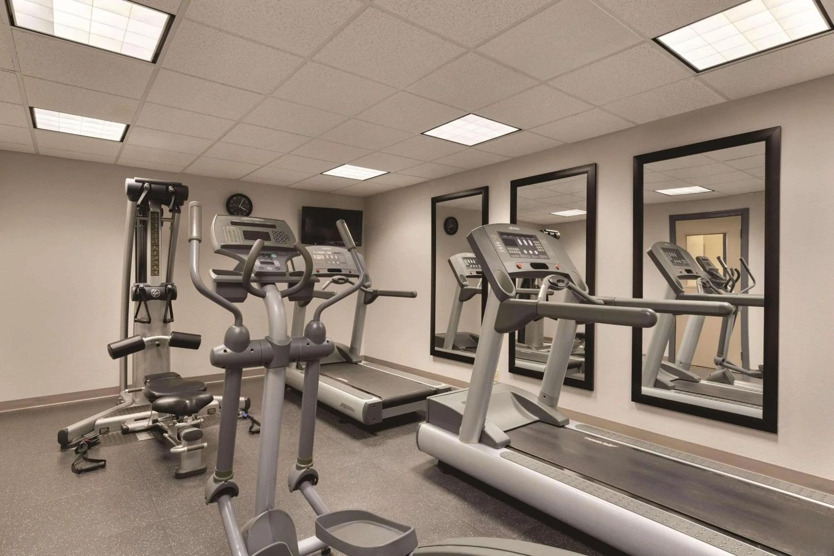 Fitness centre/facilities in Country Inn & Suites by Radisson, Madison, AL