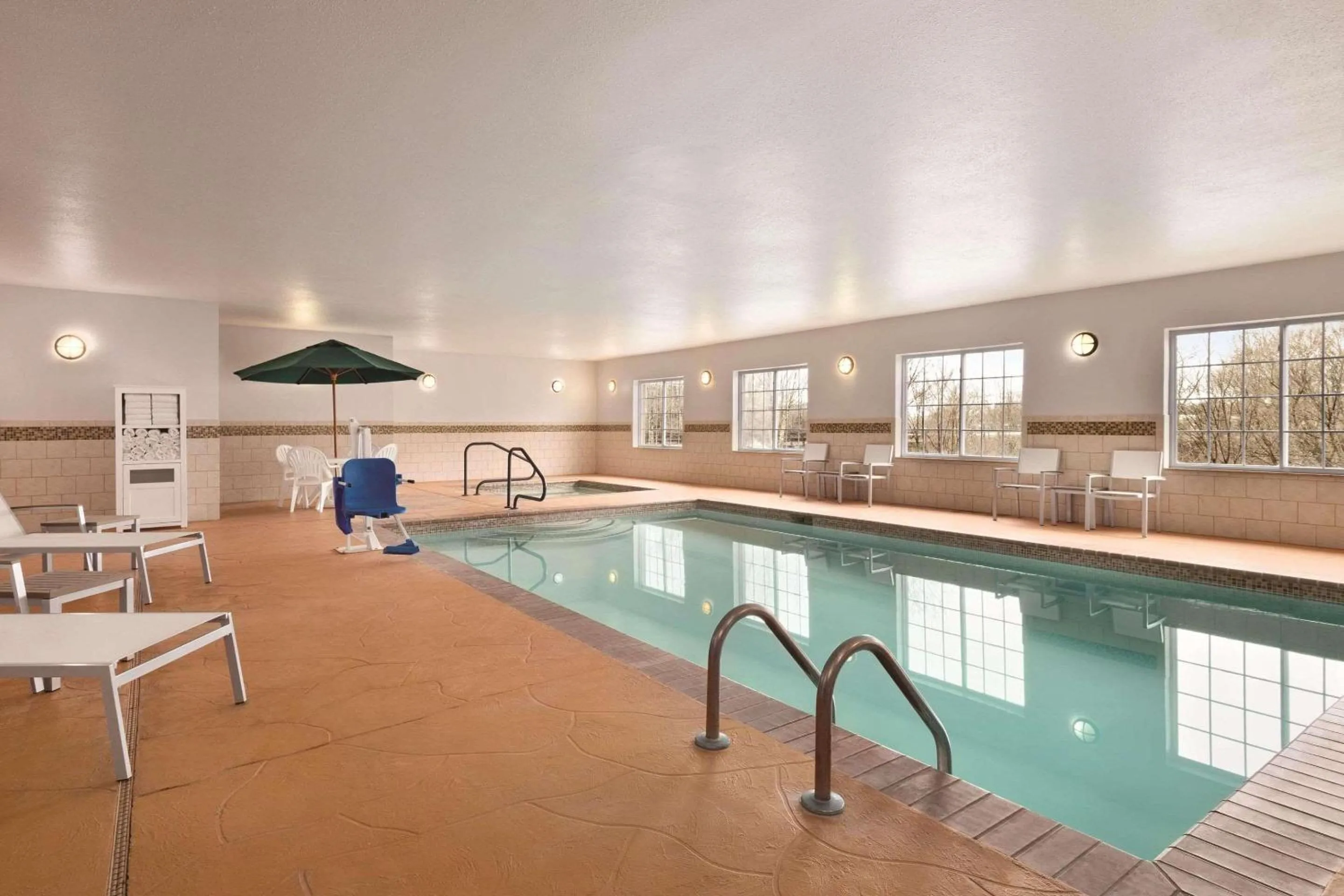 Swimming pool in Country Inn & Suites by Radisson, Madison, AL
