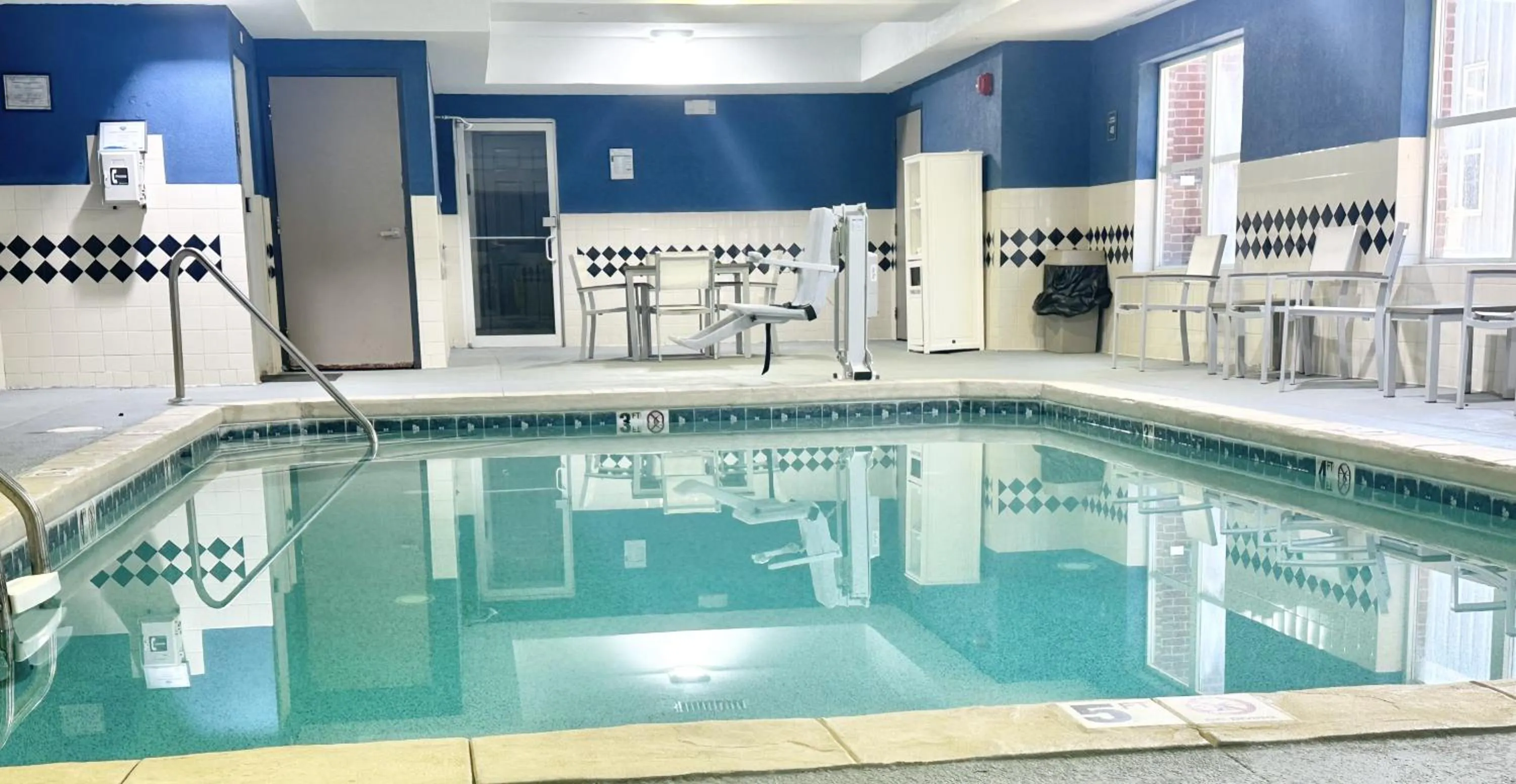 Swimming pool in Comfort Inn & Suites Calhoun South